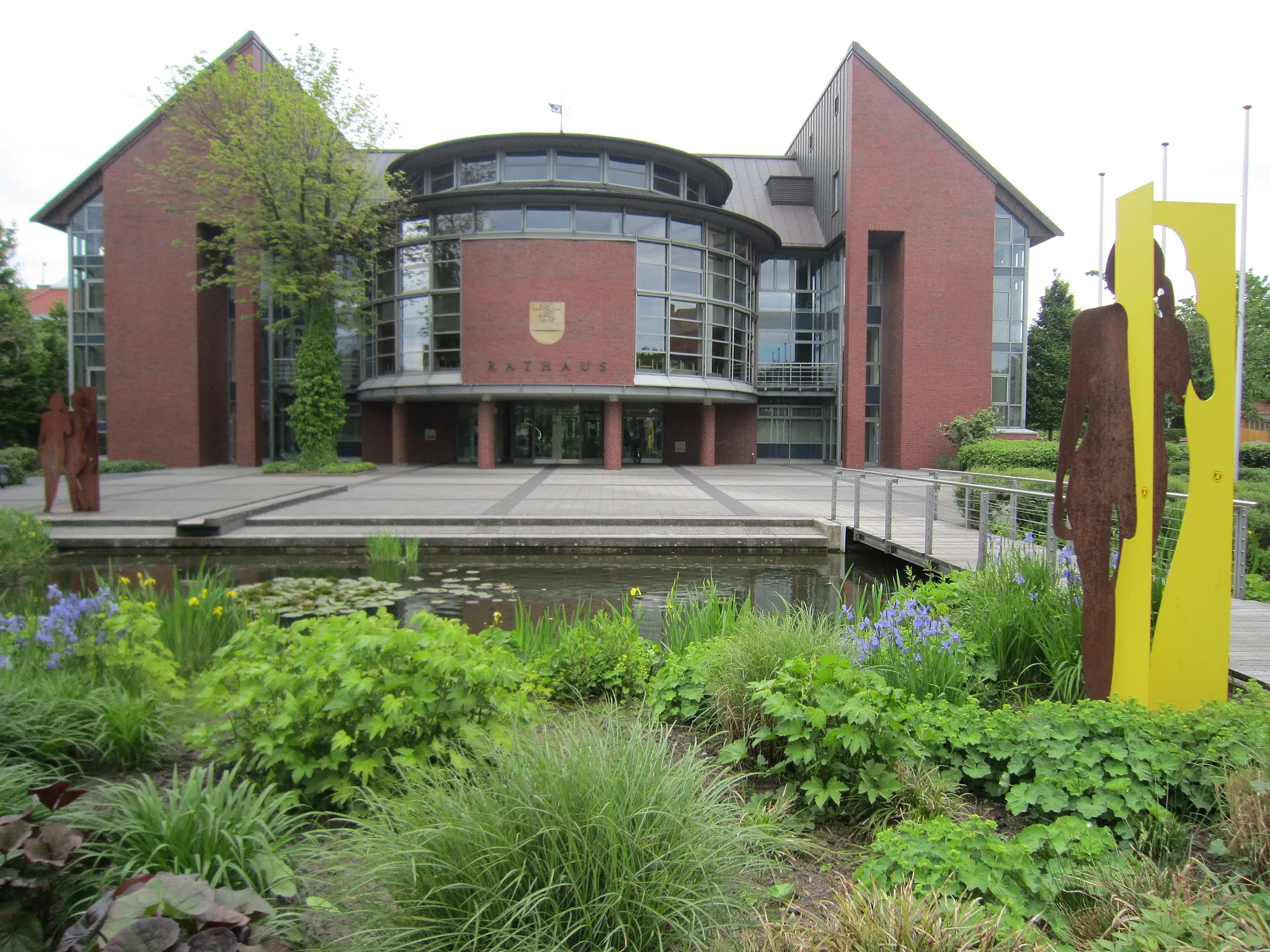 Photo showing: Town hall of Cloppenburg with sculptures "Jede Menge Leute" by Werner Berges