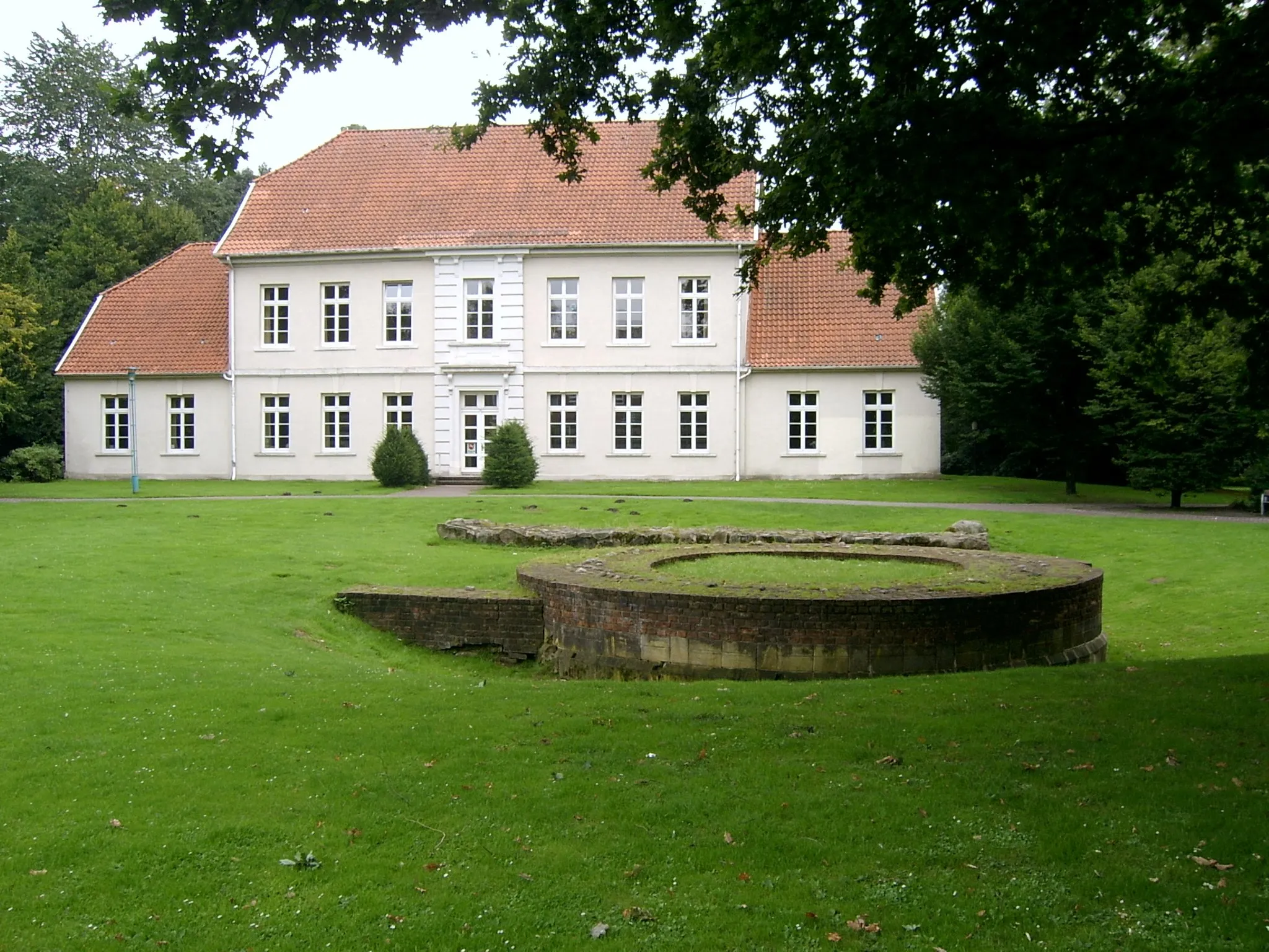 Photo showing: The remains of the old castle of Cloppenburg, Germany - the castle are the rocks in the foreground.