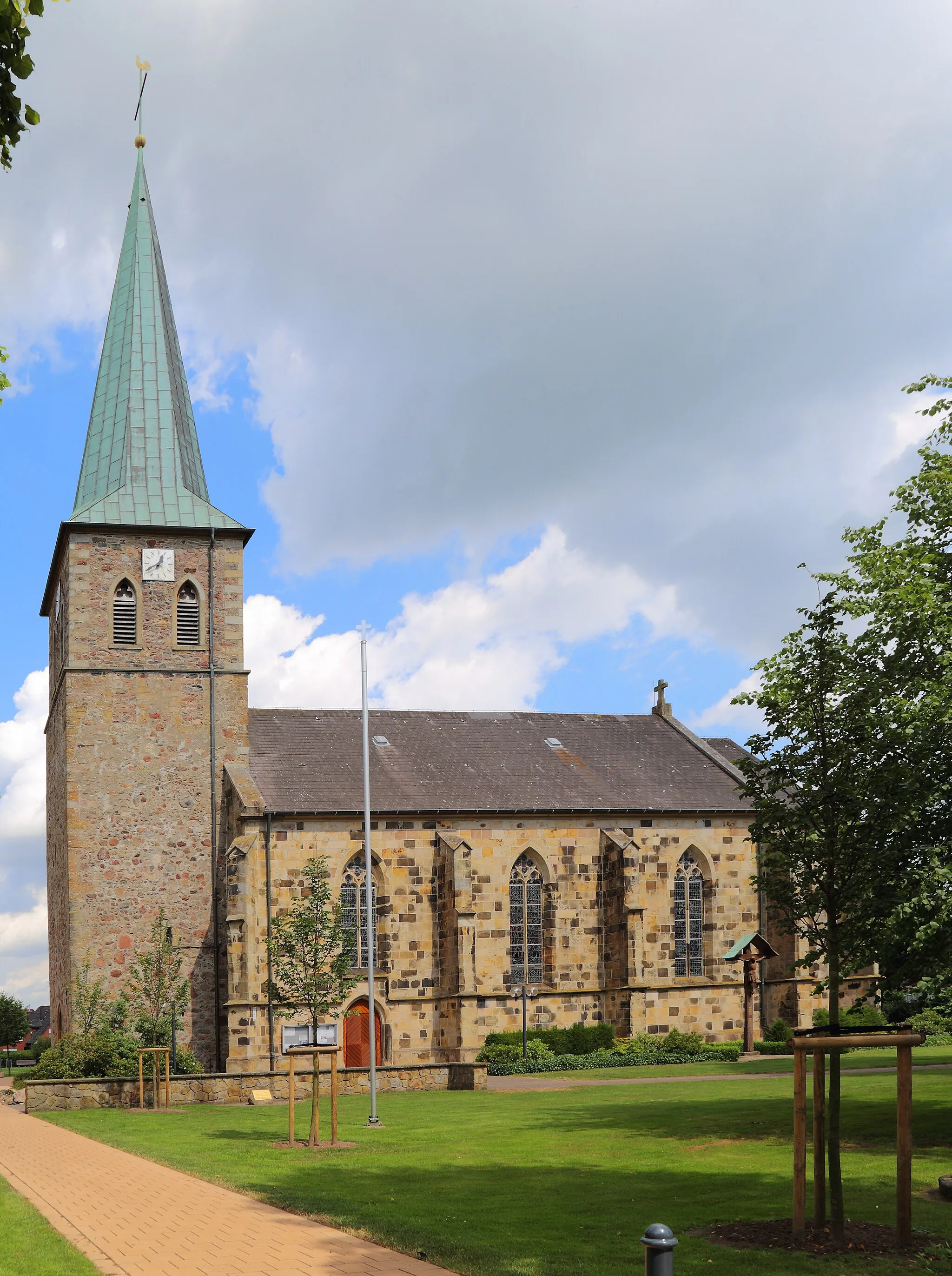 Photo showing: Roman Catholic St. Antonius Parish Church (Pfarrkirche St. Antonius) in Baccum, a city district of Lingen (Ems), Landkreis Emsland, Lower Saxony, Germany.