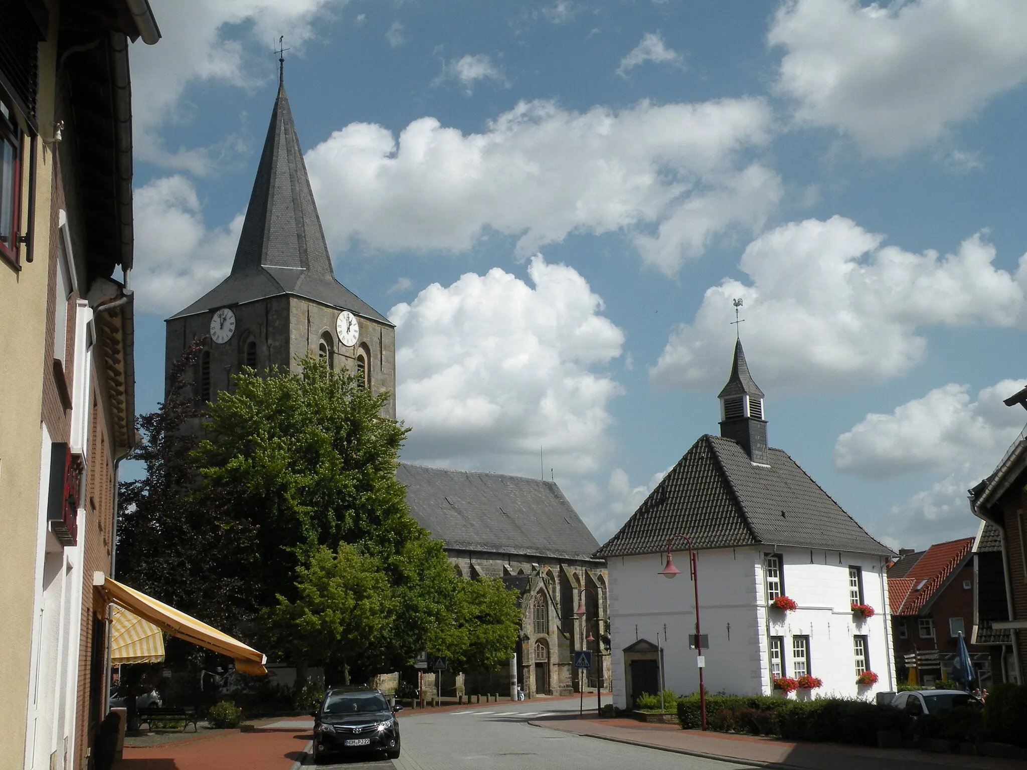 Photo showing: Uelsen, Duitsland, kerk en voormalig gemeentehuis (nu VVV-kantoor)