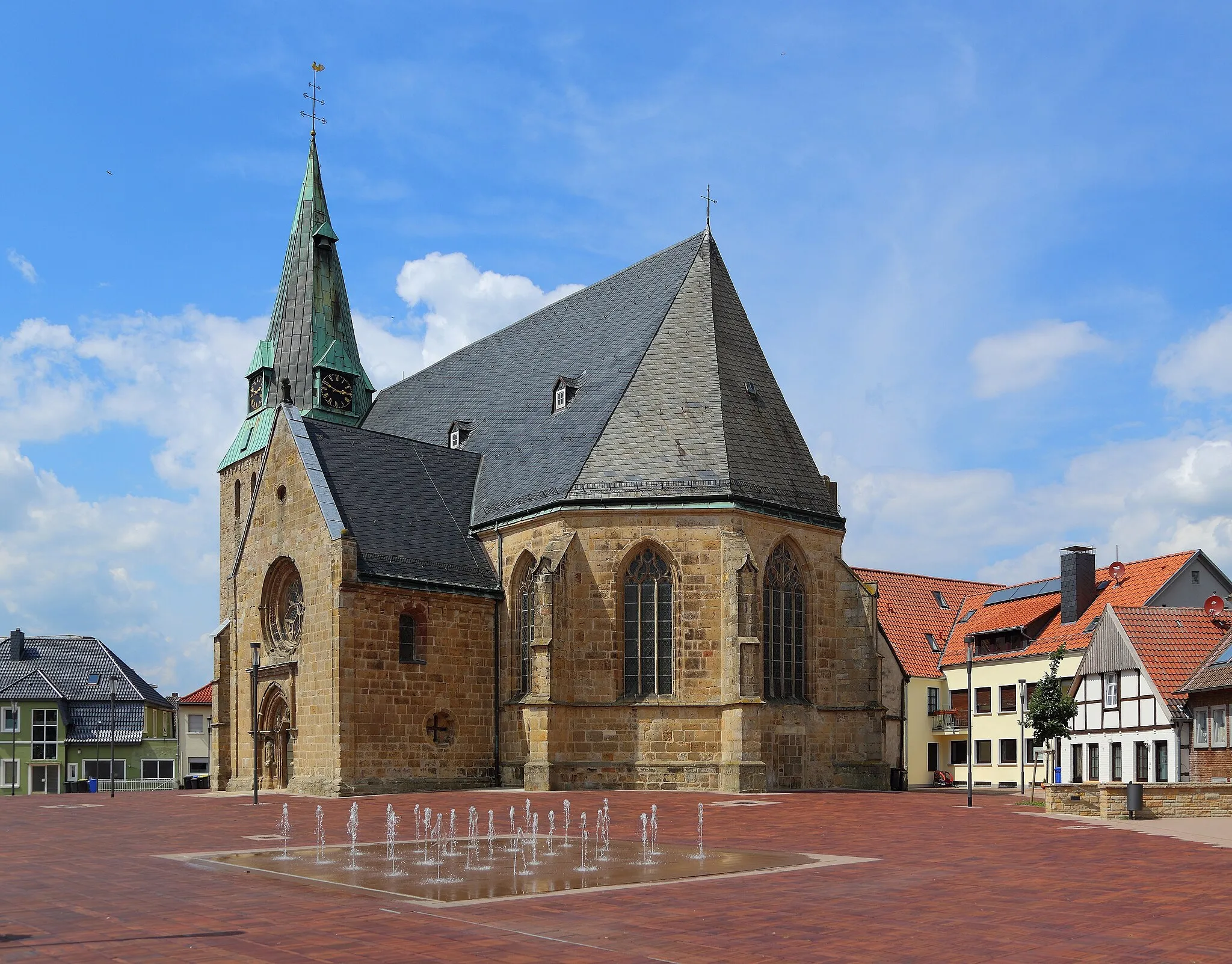 Photo showing: The churchyard with the Protestant City Church (Evangelische Stadtkirche) in Westerkappeln, Kreis Steinfurt, North Rhine-Westphalia, Germany. The church is a listed cultural heritage monument.