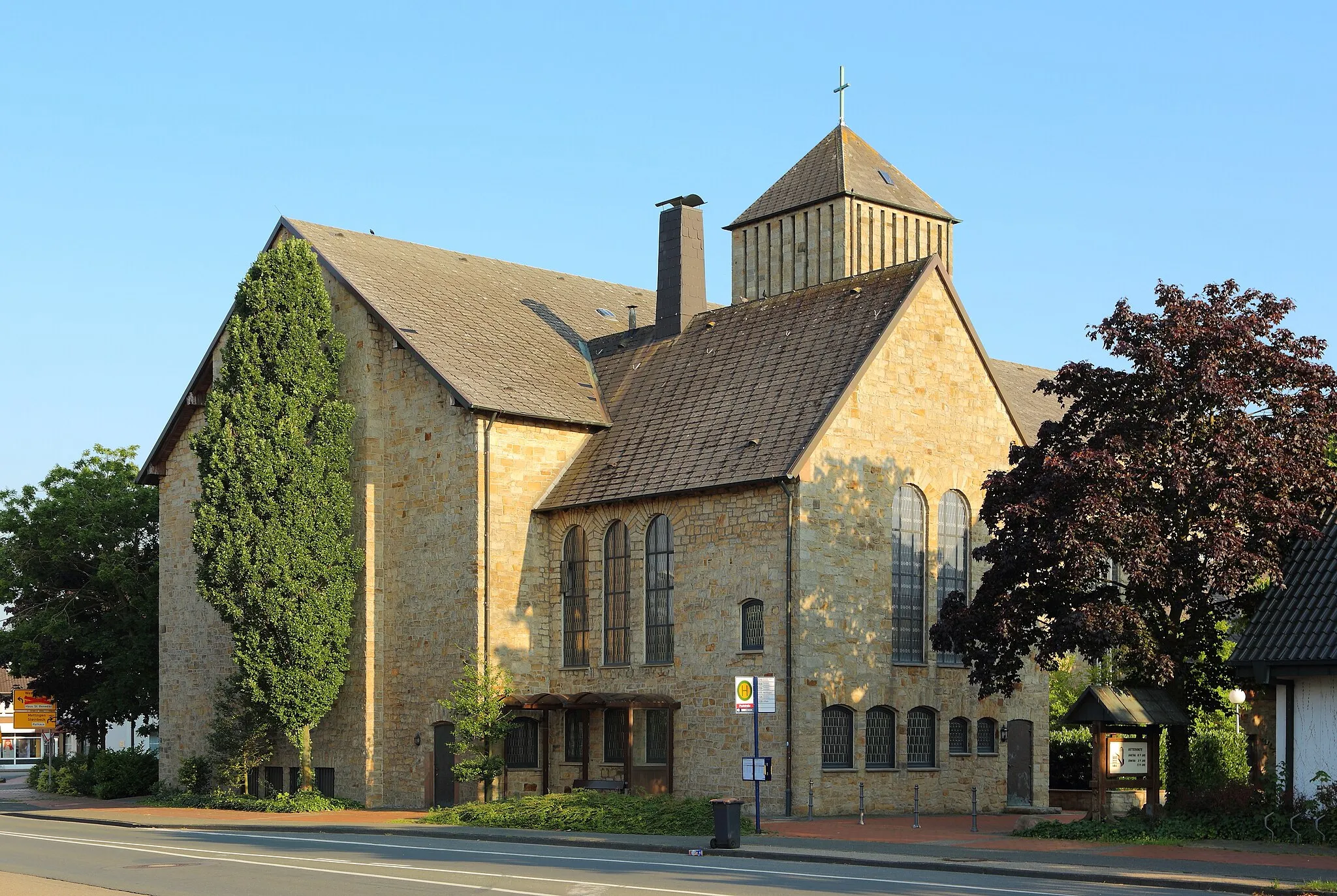 Photo showing: The Roman Catholic St Dionysius Parish Church (Pfarrkirche St. Dionysius) in Recke, Kreis Steinfurt, North Rhine-Westphalia, Germany.