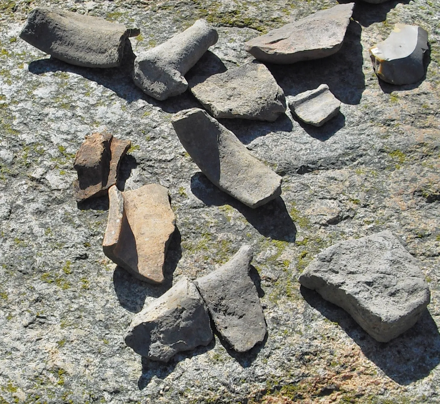 Photo showing: Tonscherben - Fundstücke auf dem Gelände des ehemaligen Klosters Burmönken