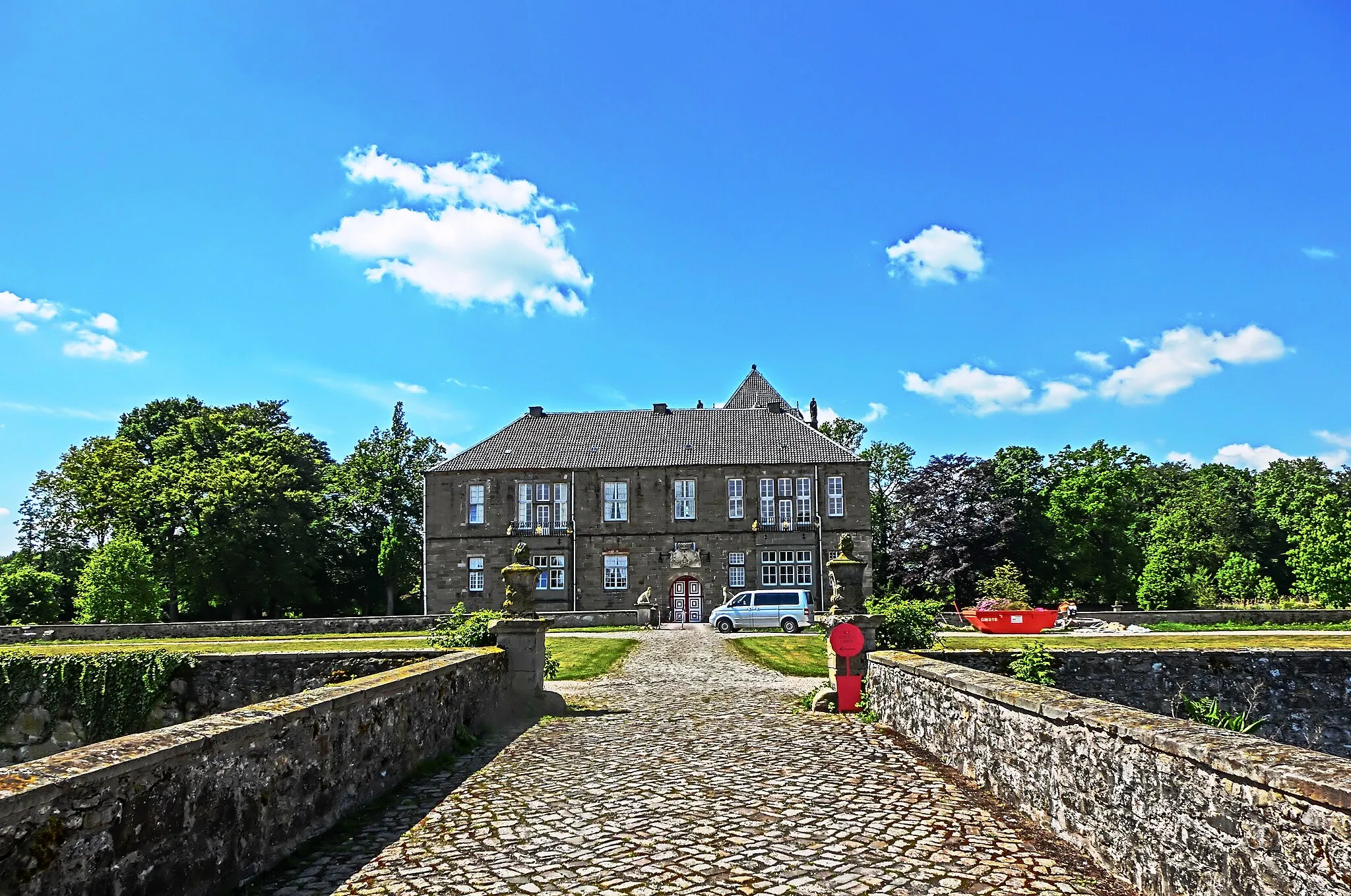 Photo showing: Das Schloss Gesmold ist ein zweiflügeliges Renaissanceschloss im Meller Stadtteil Gesmold in Niedersachsen. Es befindet sich in unmittelbarer Nähe der A 30.