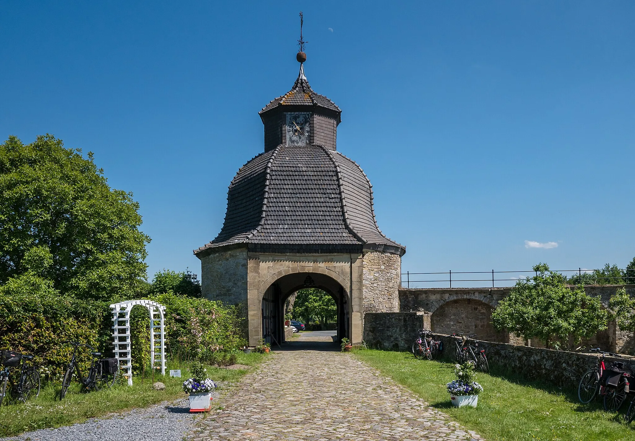 Photo showing: Gesmold Castle near Melle, access gate. Osnabrück Land, Lower Saxony, Germany