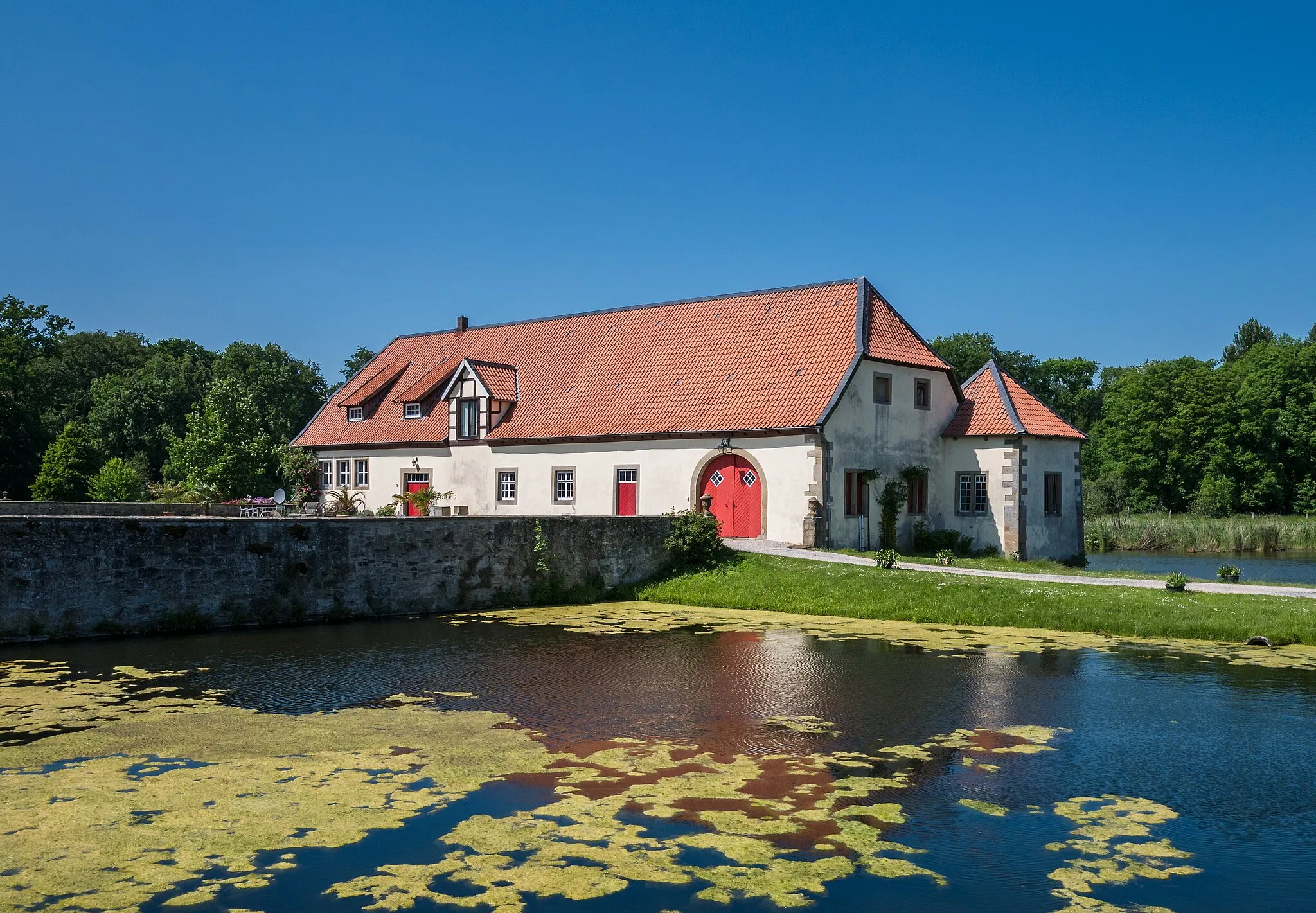 Photo showing: Gesmold Castle near Melle, stables building. Osnabrück Land, Lower Saxony, Germany