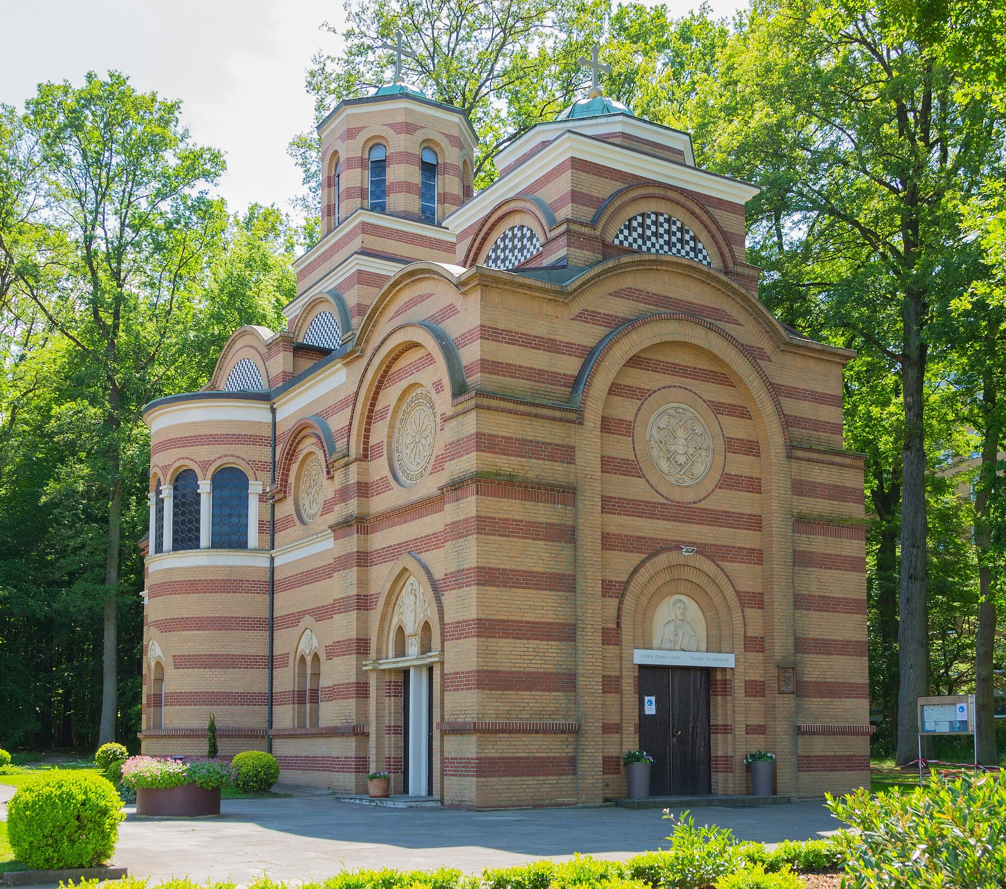 Photo showing: The listed Serbian Orthodox Saint George Church (Gedächtniskirche des heiligen Georg aka Serbische Gedächtniskirche) in Eversburg, city district of Osnabrück, Lower Saxony, Germany.