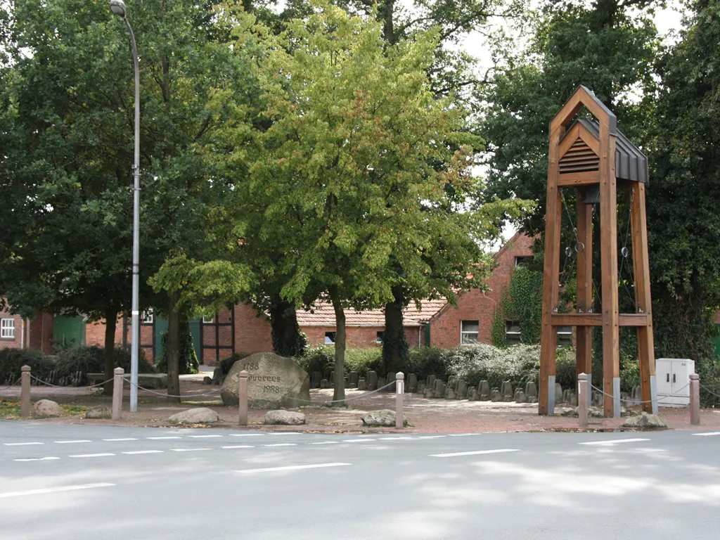 Photo showing: Der anlässlich der 200 Jahr Feier errichtete Glockenturm in Neuvrees