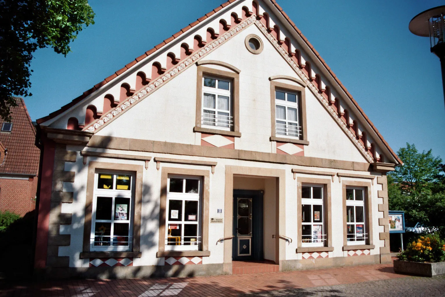 Photo showing: Altes Pfarrhaus an der Goldstraße in Freren, Landkreis Emsland, Niedersachsen. Heute sind darin die Katholische öffentliche Bücherei (KÖB) Freren und das Dekanatsjugendbüro Freren untergebracht.