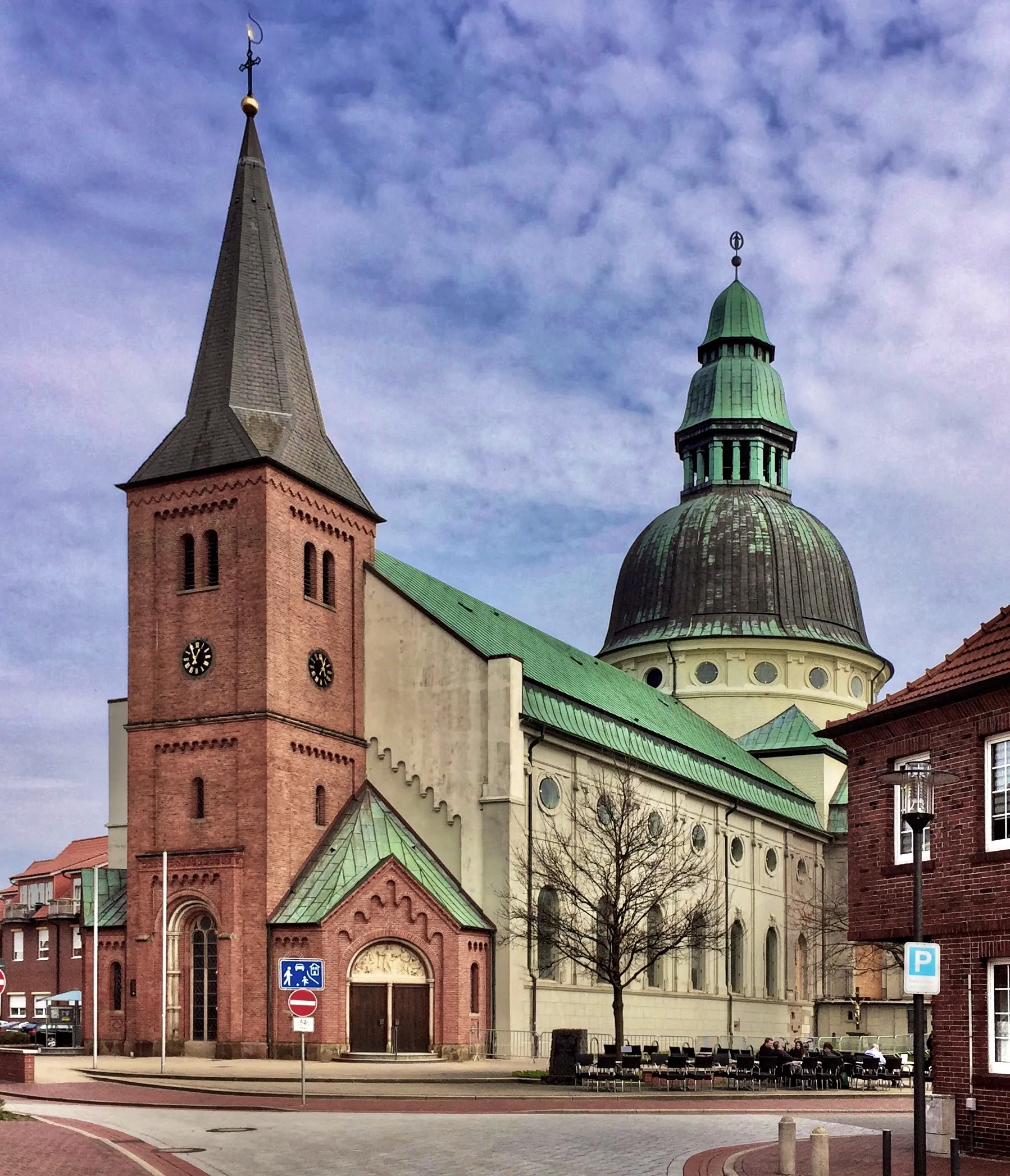 Photo showing: Parish church St. Martinus in Haren (Ems) Germany - this foto is corrected in order to avoid aberrant lines