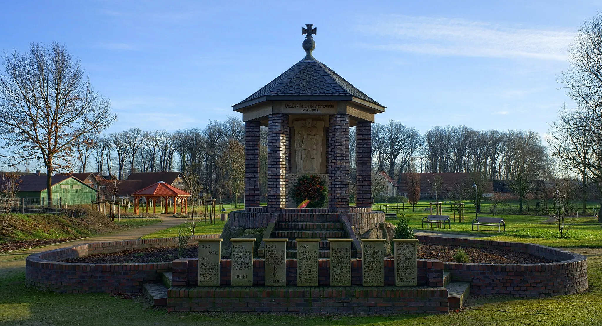 Photo showing: Das umgesetzte Ehren-/Kriegerdenkmal im Dorfpark