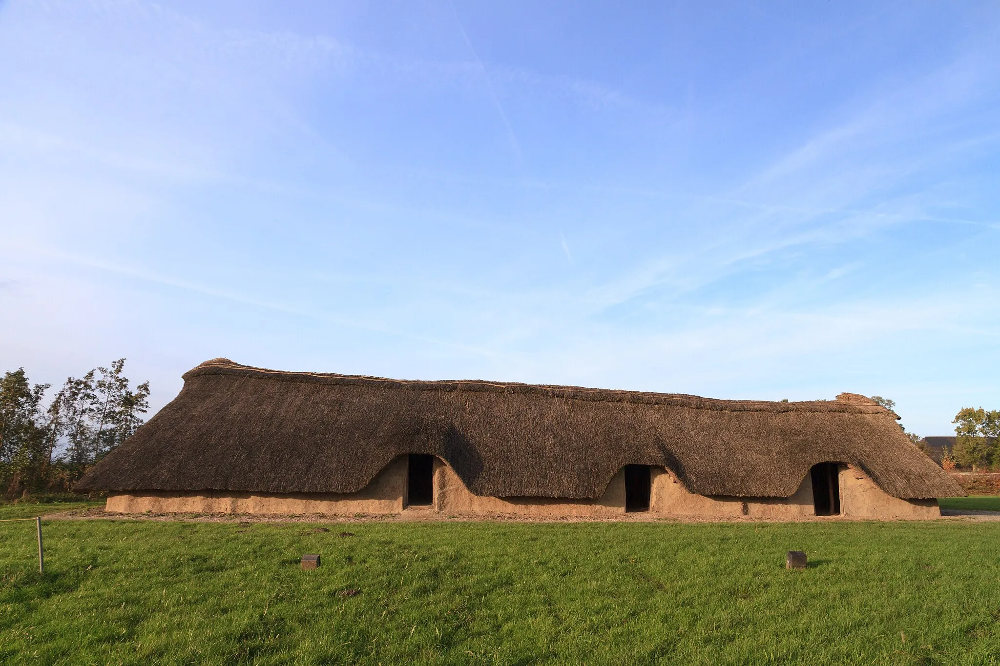 Photo showing: Das Bronzezeithaus Hahnenknoop ist ein Nachbau des ältesten bisher nachgewiesenen Bauernhauses in der deutschen Küstenmarsch aus dem 10. bzw. 9. Jahrhundert v. Chr.