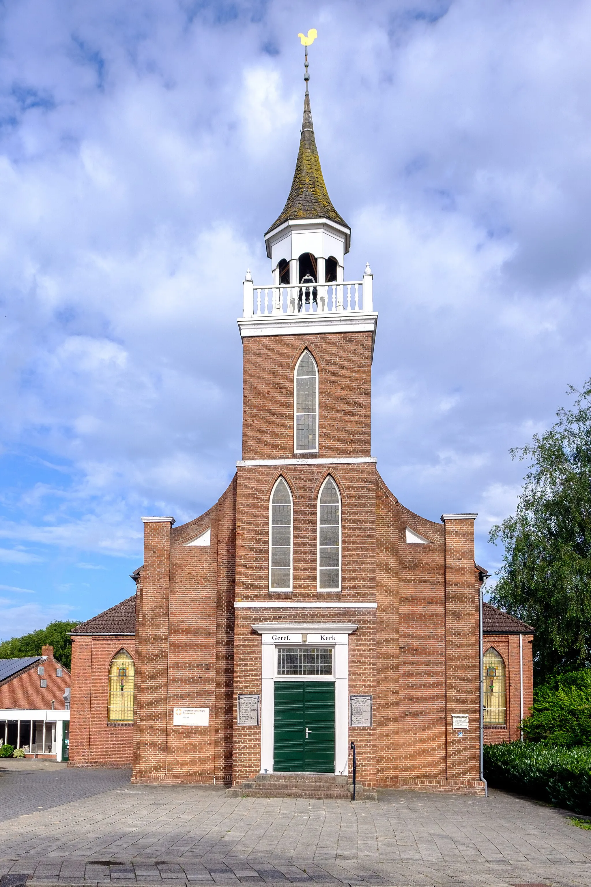 Photo showing: De neogotische gereformeerde kerk aan de Dorpsstraat 5 in Onstwedde uit 1869. Vergroot in 1927.