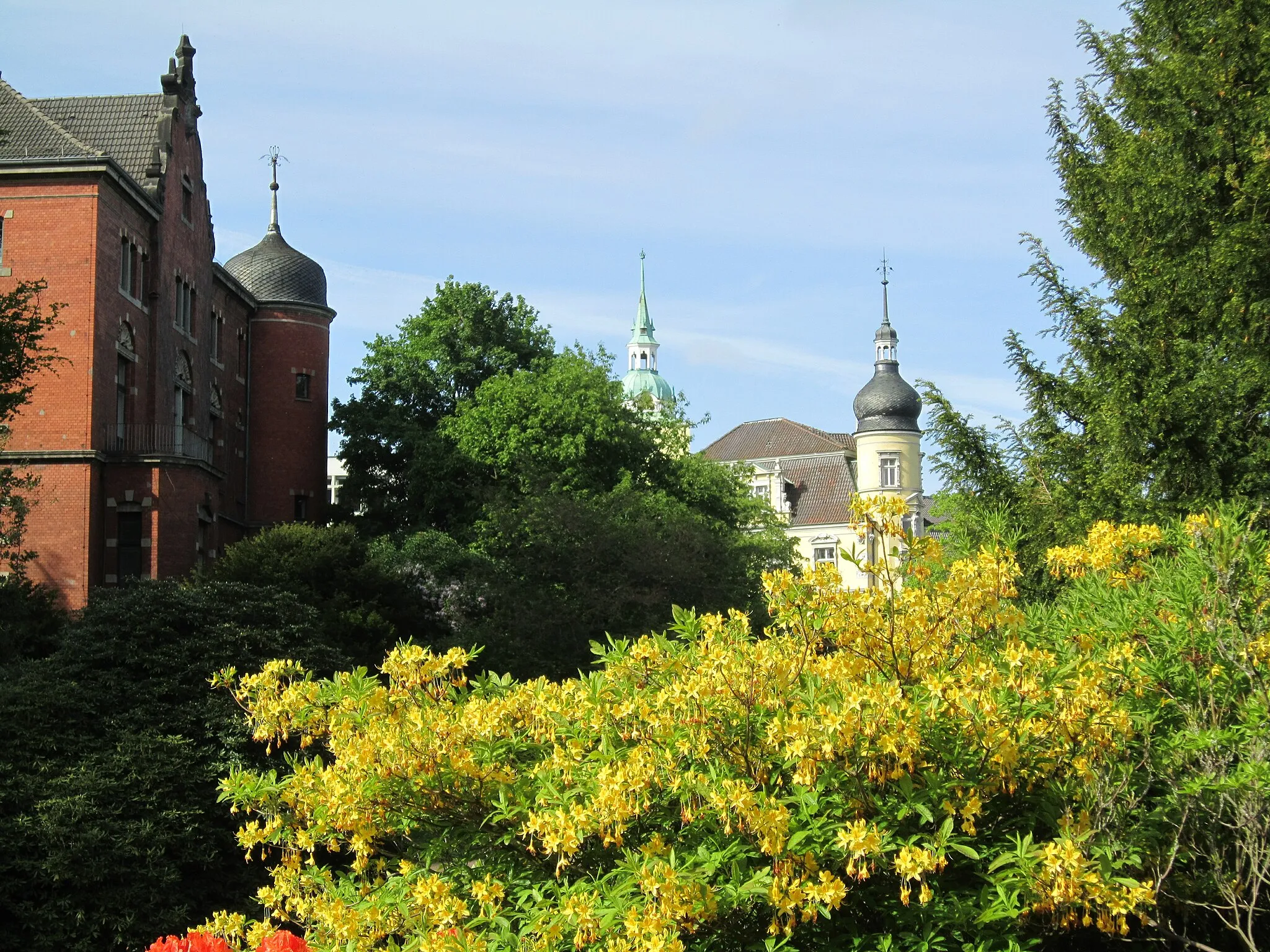 Photo showing: Elisabeth-Anna-Palais and castle in the background of Schlossgarten Oldenburg