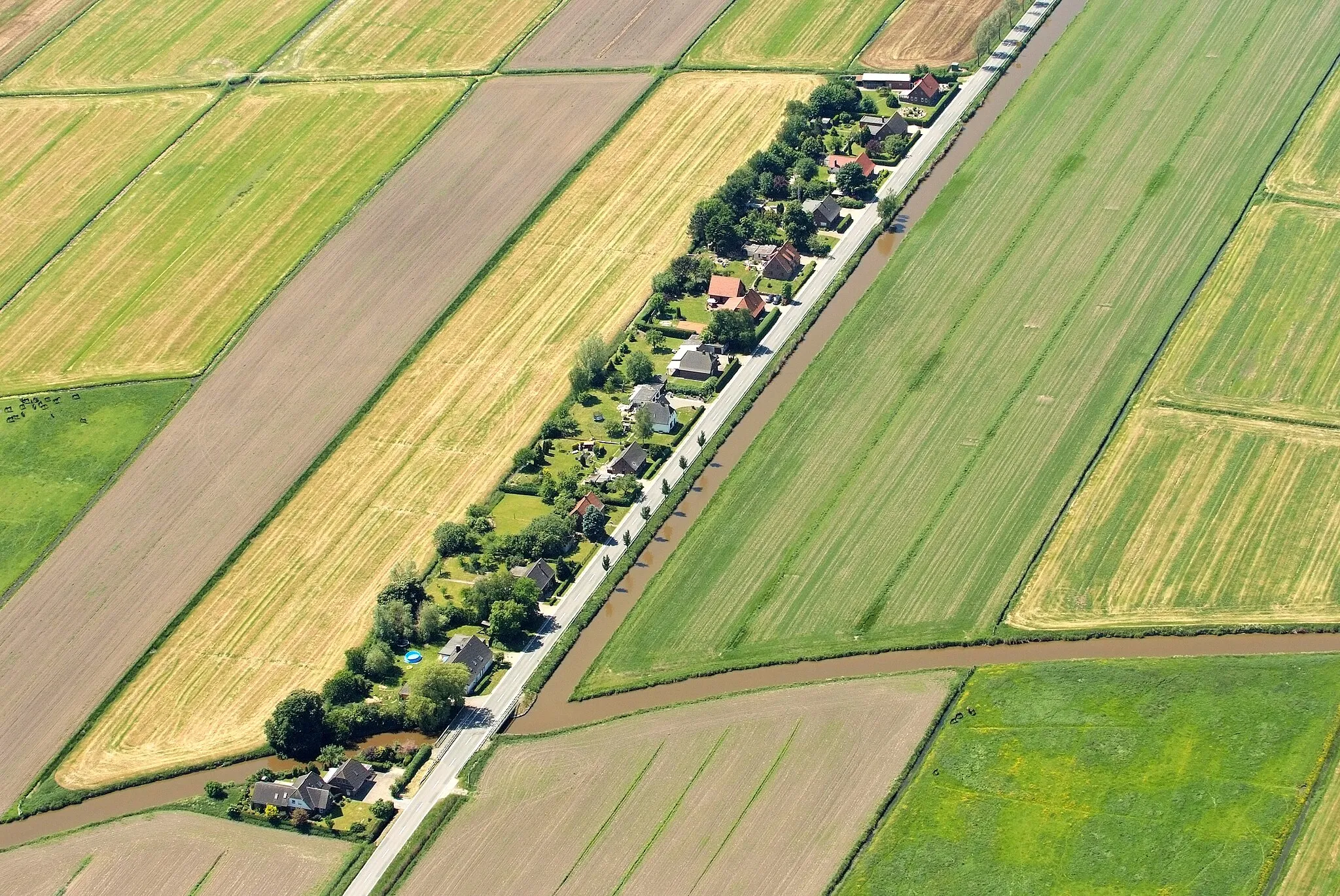 Photo showing: Häuser entlang der Wilhelm-Rahden-Straße in Ovelgönne
Fotoflug vom Flugplatz Nordholz-Spieka über Cuxhaven und Wilhelmshaven