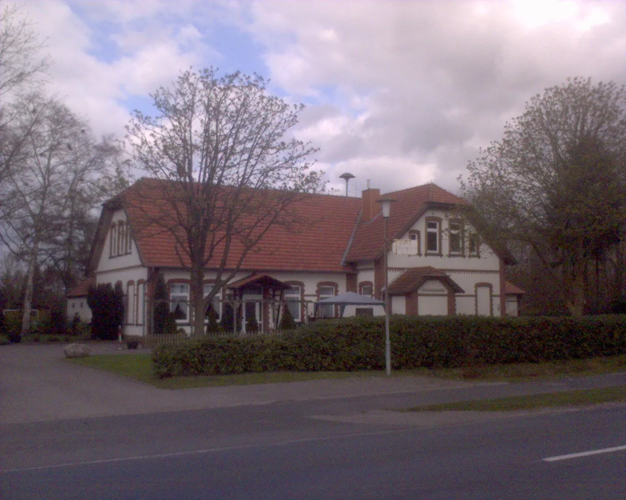 Photo showing: Die Alte Schule Dringenburg mit der Motorsirene der Feuerwehr Mollberg auf dem Dach; Wiefelstede.