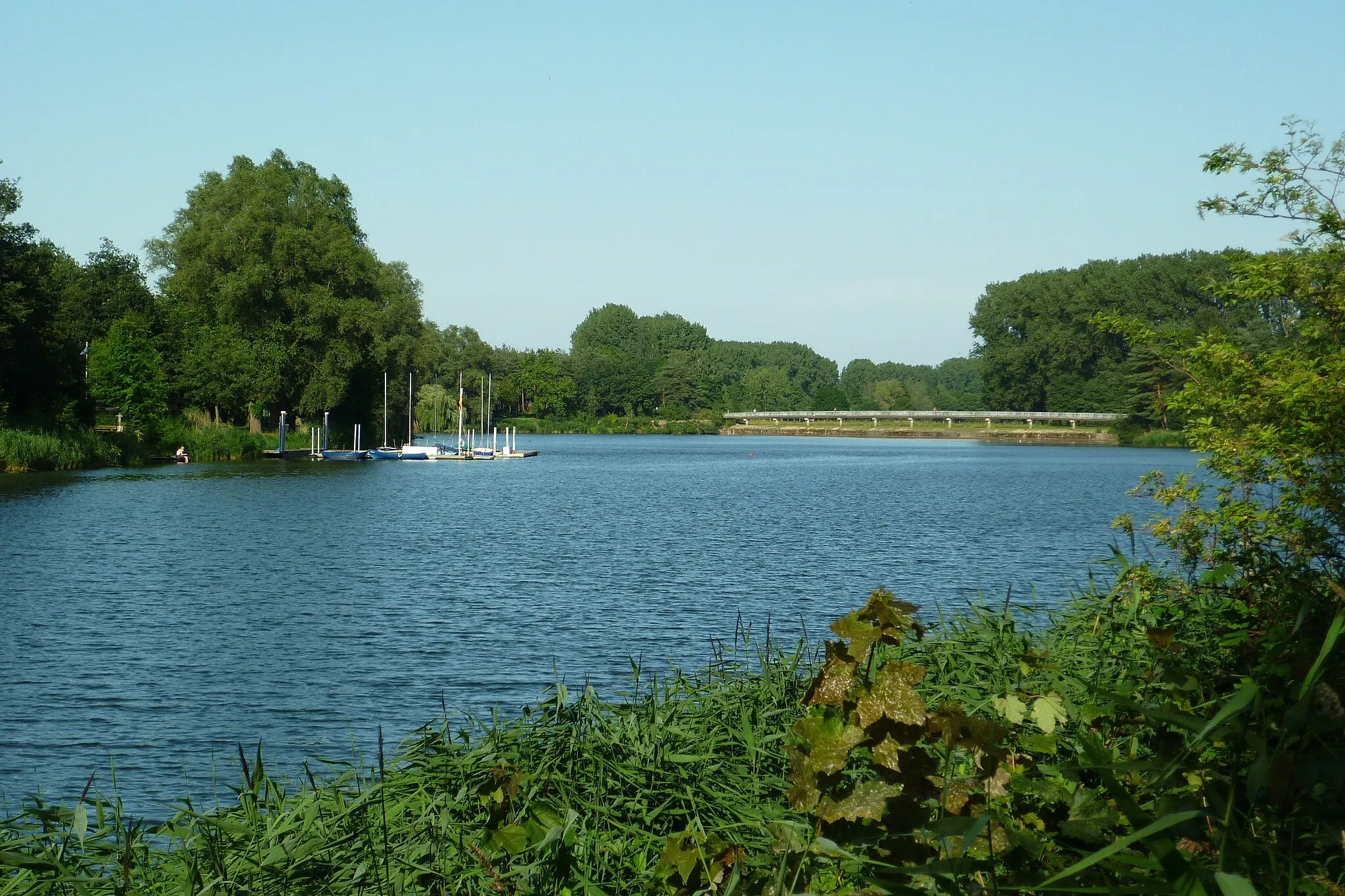 Photo showing: Warendorf. Der Emssee, im Hintergrund die Fußgängerbrücke als Trennung zum Fluss Ems.