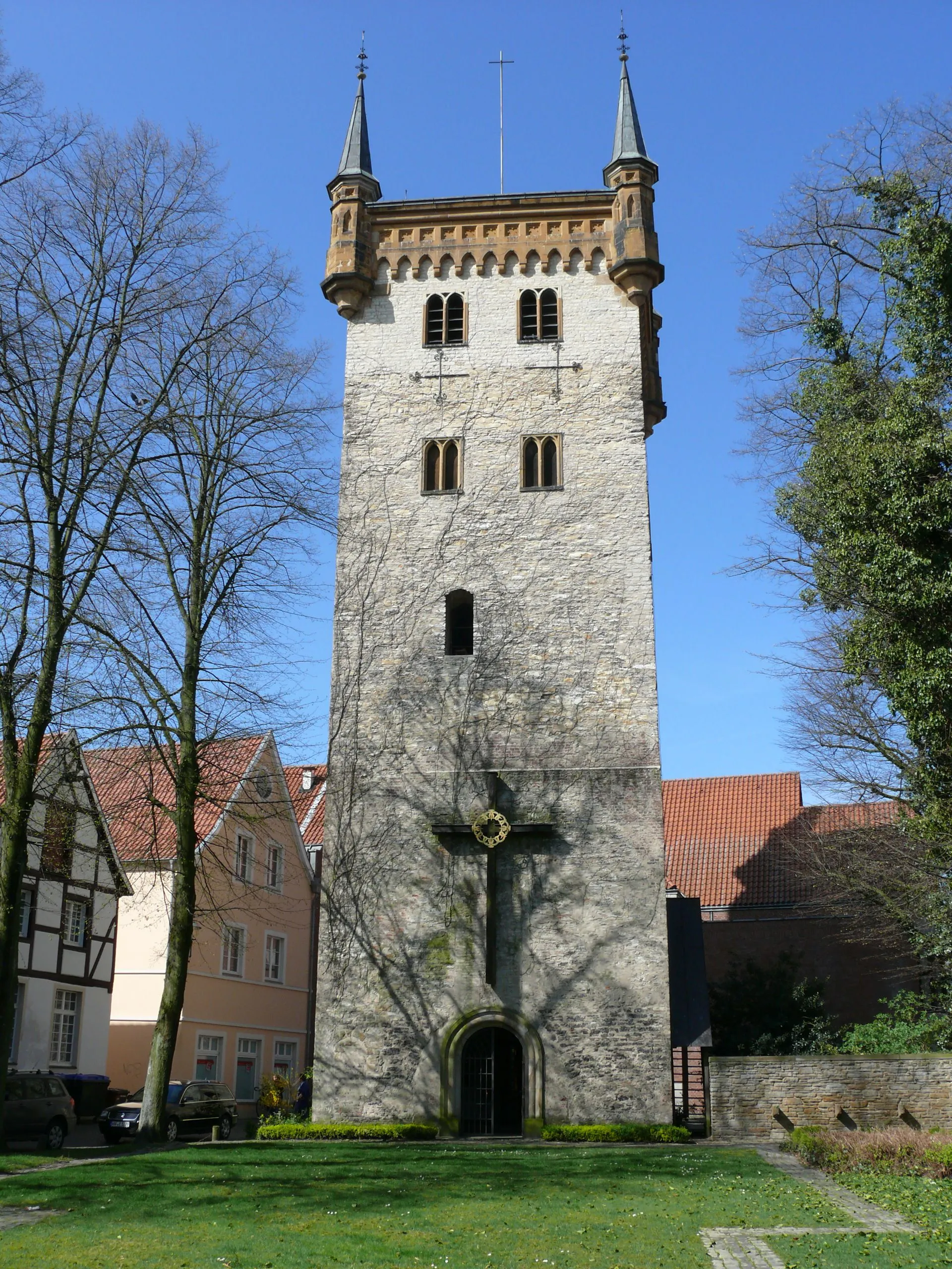 Photo showing: Gotischer Turm der alten Marienkirche