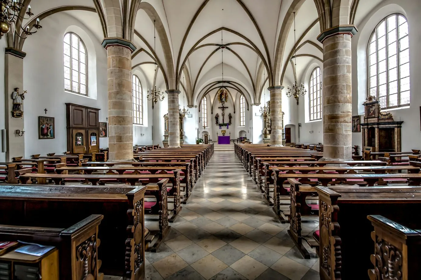 Photo showing: Die Kirche mit dem Blick von der Eingangstür zum Altar.