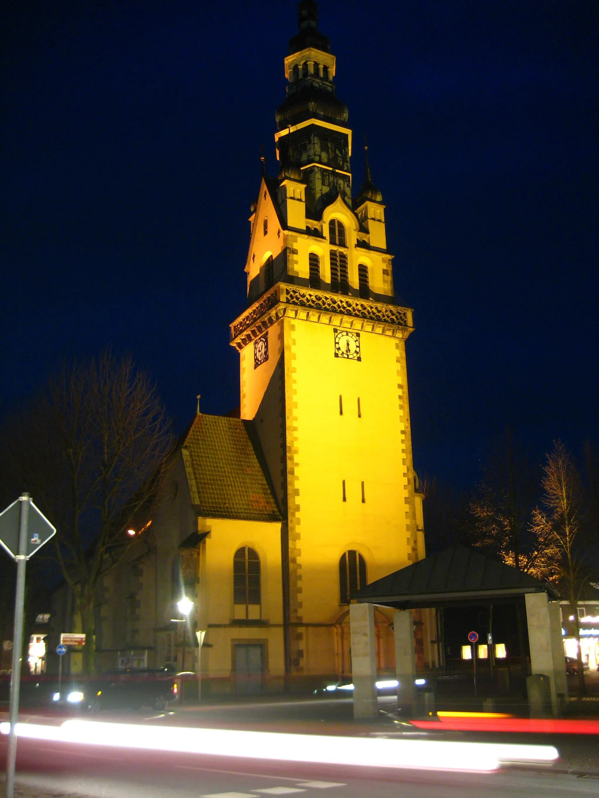 Photo showing: Das ist die Pfarrkirche St. Johannes Ev. von 1648 in der Dämmerung aufgenommen