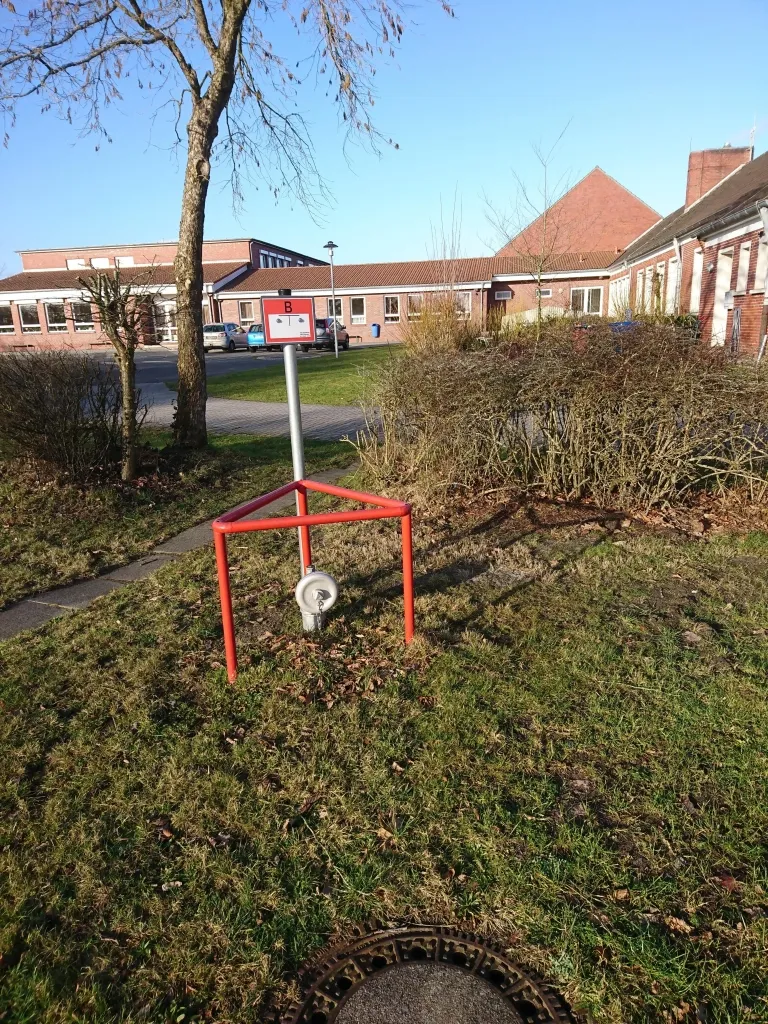 Photo showing: This fire-fighting facility can be inspected and edited within OsmHydrant (show).

English | français | +/−