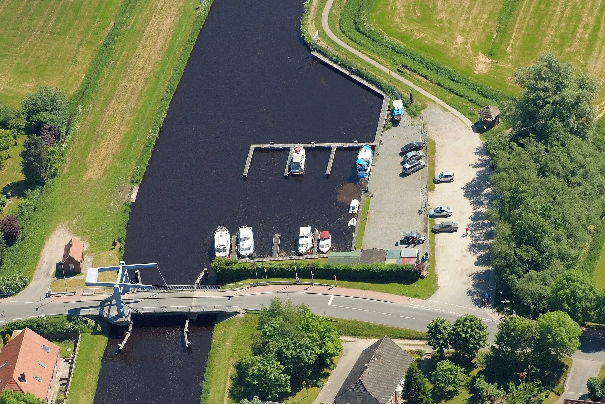 Photo showing: Bootshafen Dykhausen: Fotoflug vom Flugplatz Nordholz-Spieka über Cuxhaven und Wilhelmshaven
