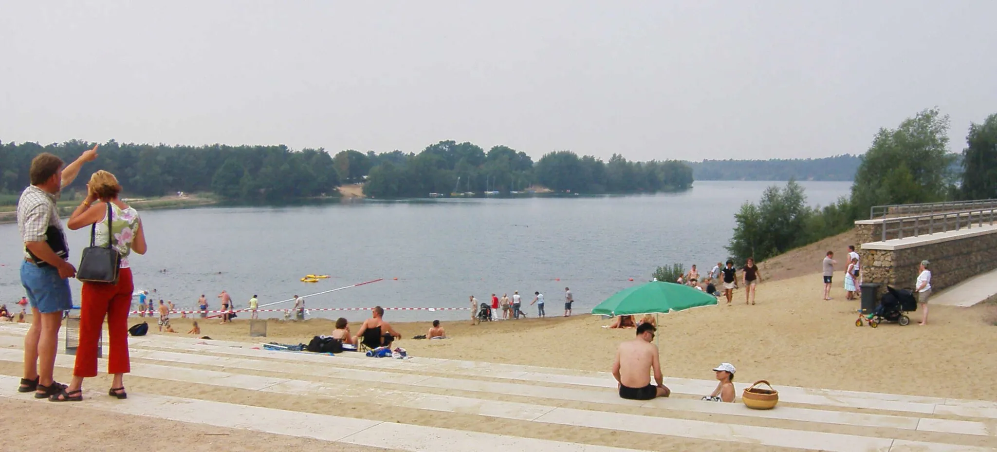 Photo showing: Blick auf den Offlumer See mit Strandpromenade und Badestelle. Neuenkirchen (Kreis Steinfurt); Eröffnungsfeier Regionale 2004, Projekt: Sprung über die Kiesbank