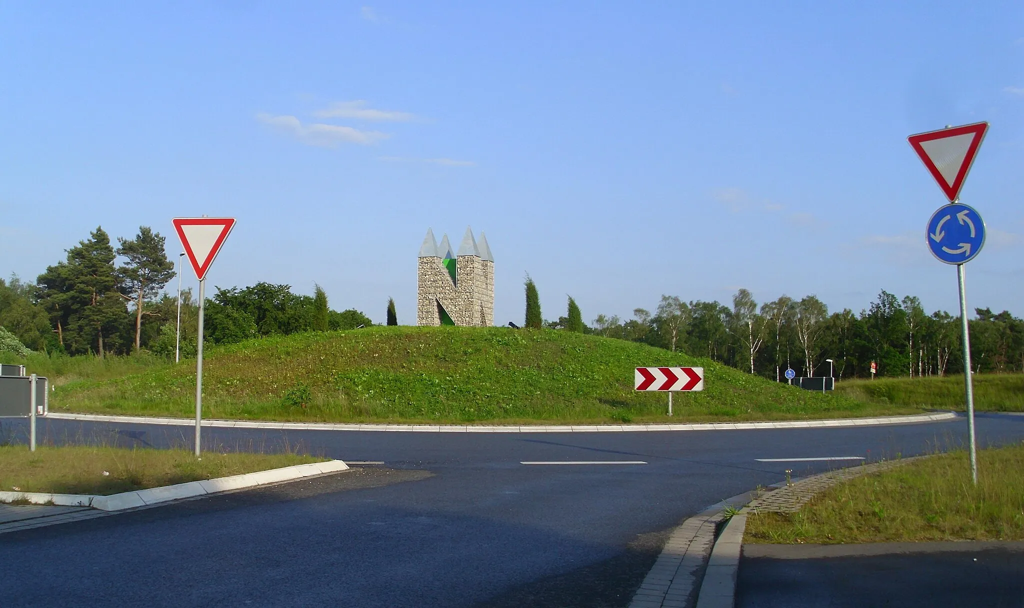 Photo showing: Vierseitiges N mit Spitzen auf dem Kreisverkehr in Neuenkirchen (Kreis Steinfurt) an der Kreuzung B70, B499 und Burgsteinfurter Damm. Der Kreisverkehr befindet sich auf dem Münsterländer Kiessandzug, deshalb sind die Steine in den Gabionen, aus eiszeitlichem Geschiebe.