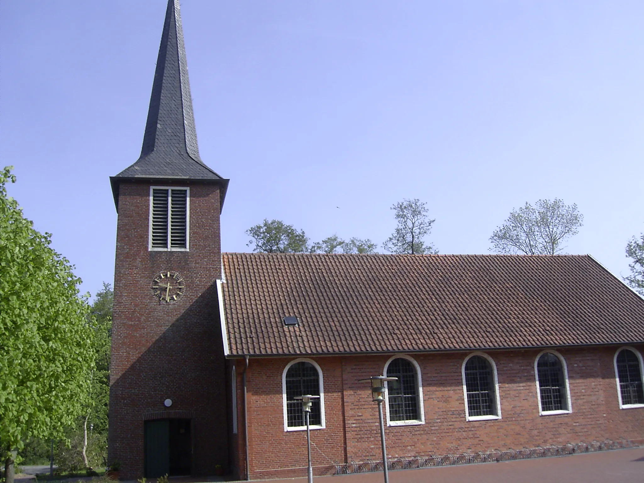 Photo showing: Südseite der Kirche in Berumerfehn, Ostfriesland, Niedersachsen, Deutschland