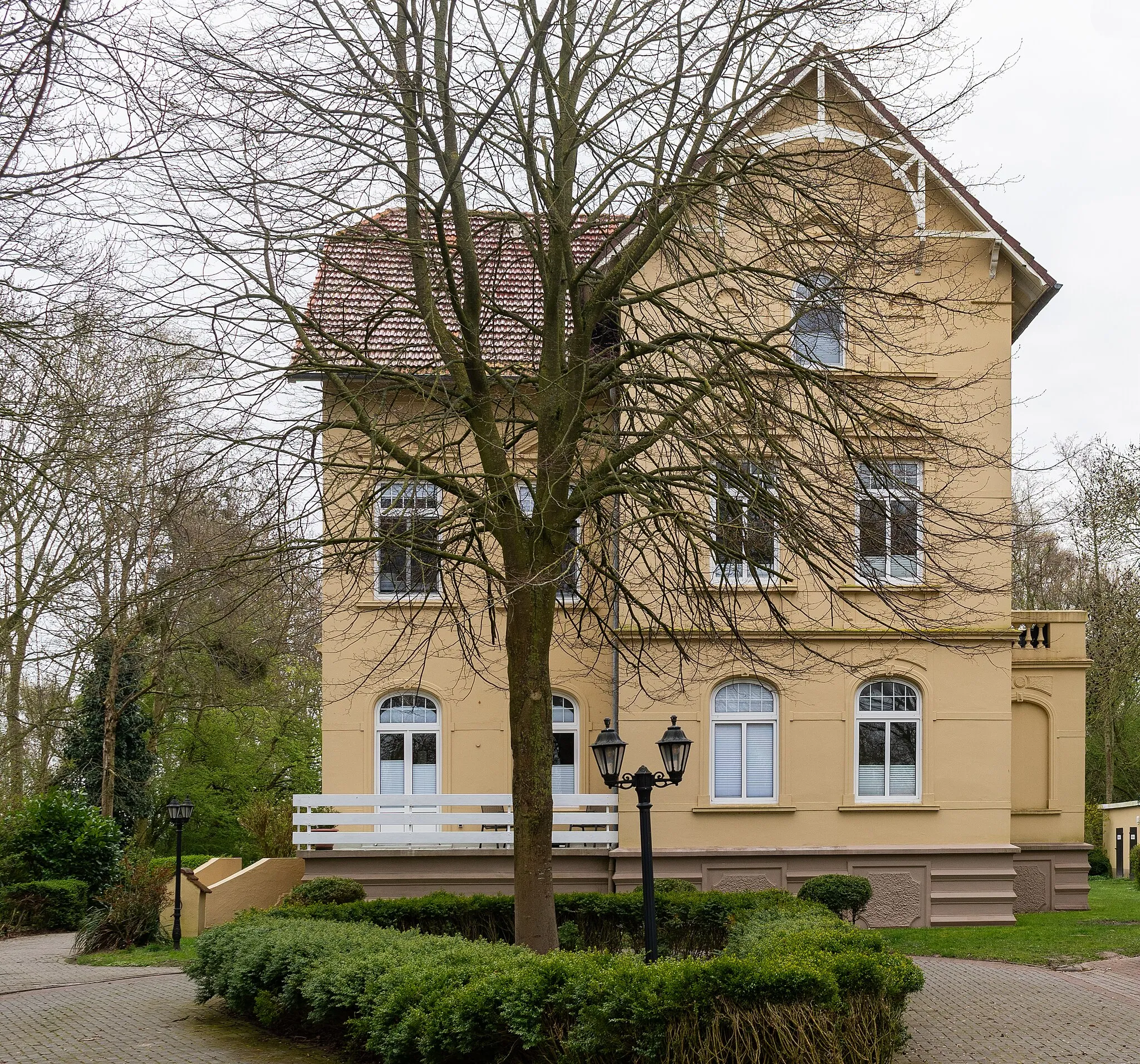 Photo showing: Dornum (East Frisia, Lower Saxony, Germany) – district Dornumergrode – “Dühringshof” Villa