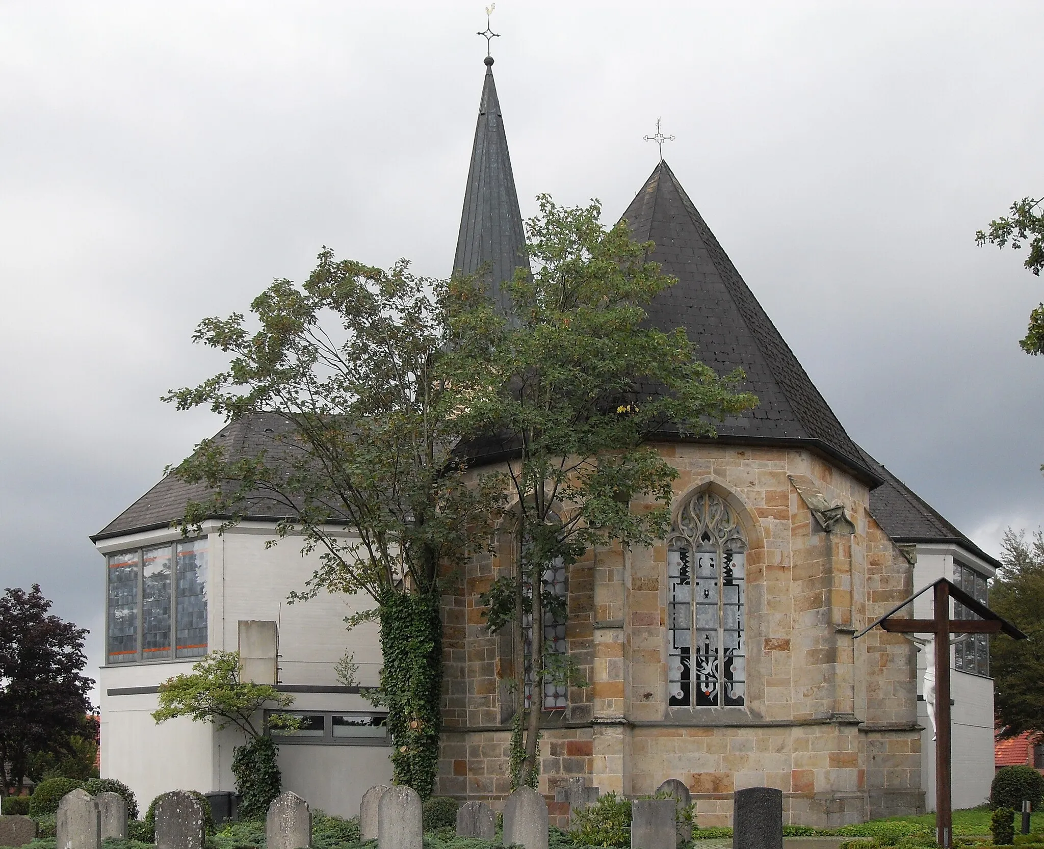 Photo showing: Ostseite der Kirche St. Vitus in Lünne, Landkreis Emsland
