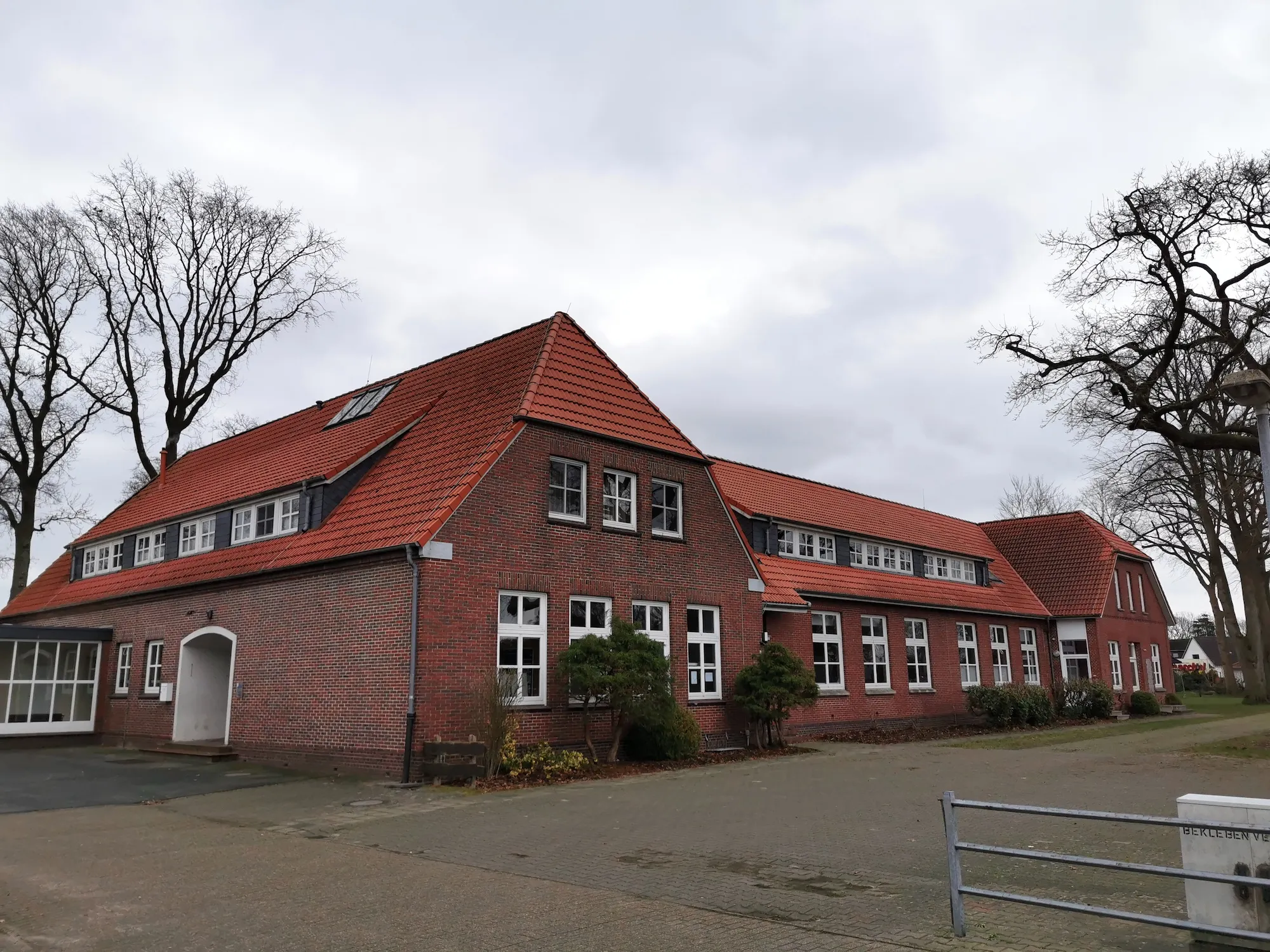 Photo showing: Gebäude der früheren Grundschule in Altjührden (Varel)