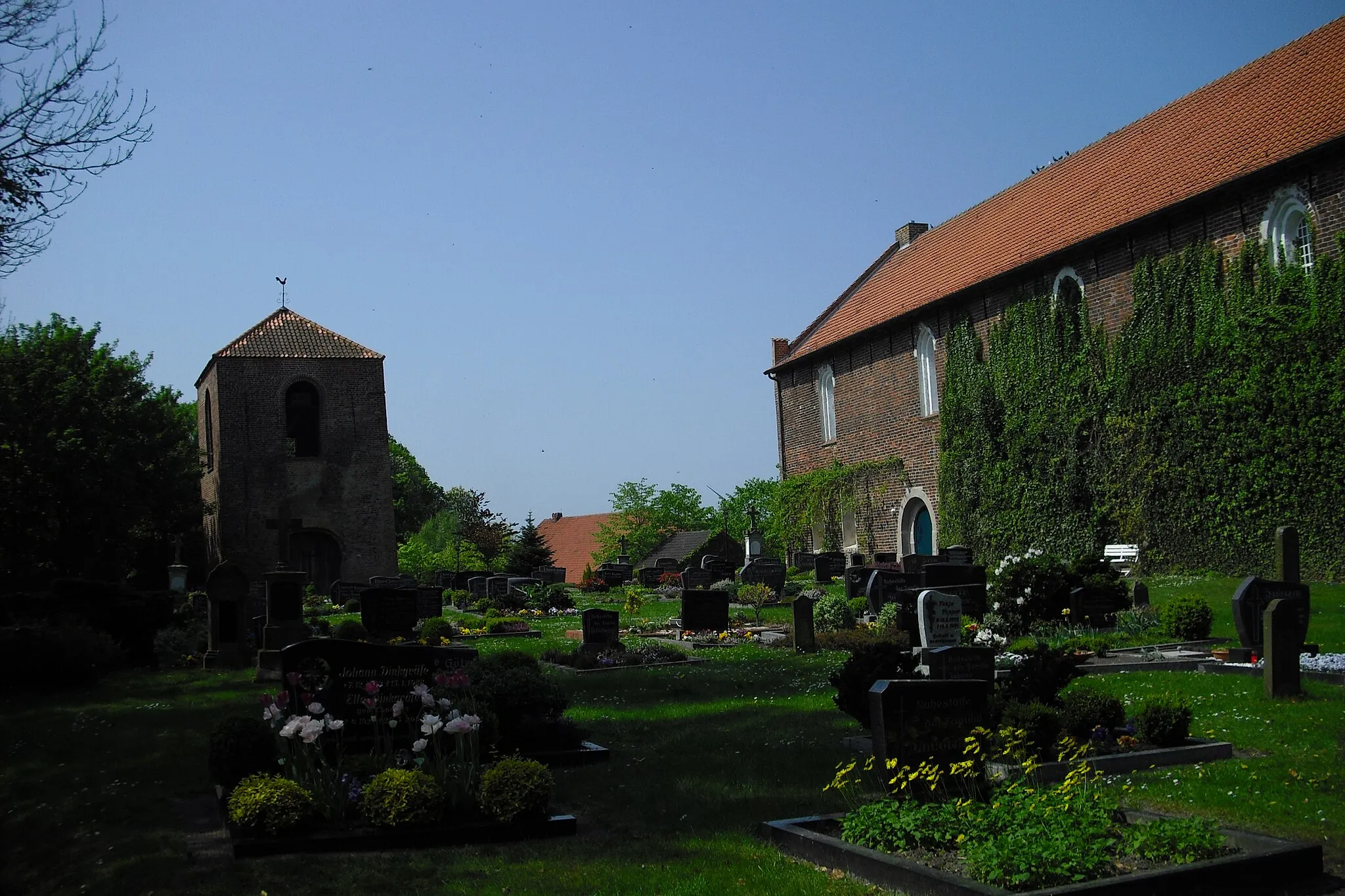 Photo showing: Evangelische Kirche Westochtersum mit Glockenturm