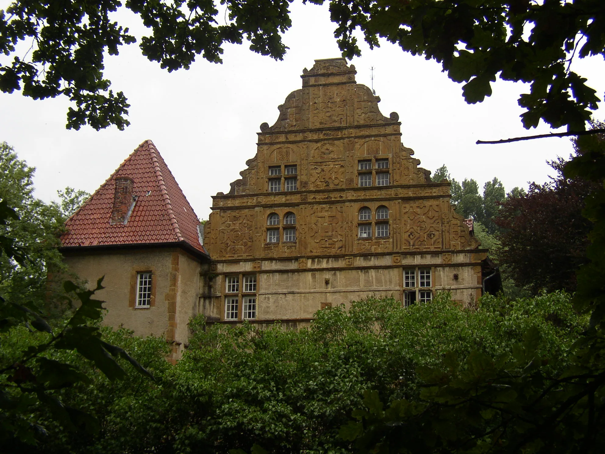 Photo showing: gavel of main building of moated castle Schloss Holtfeld in Borgholzhausen, County of Gütersloh, Germany