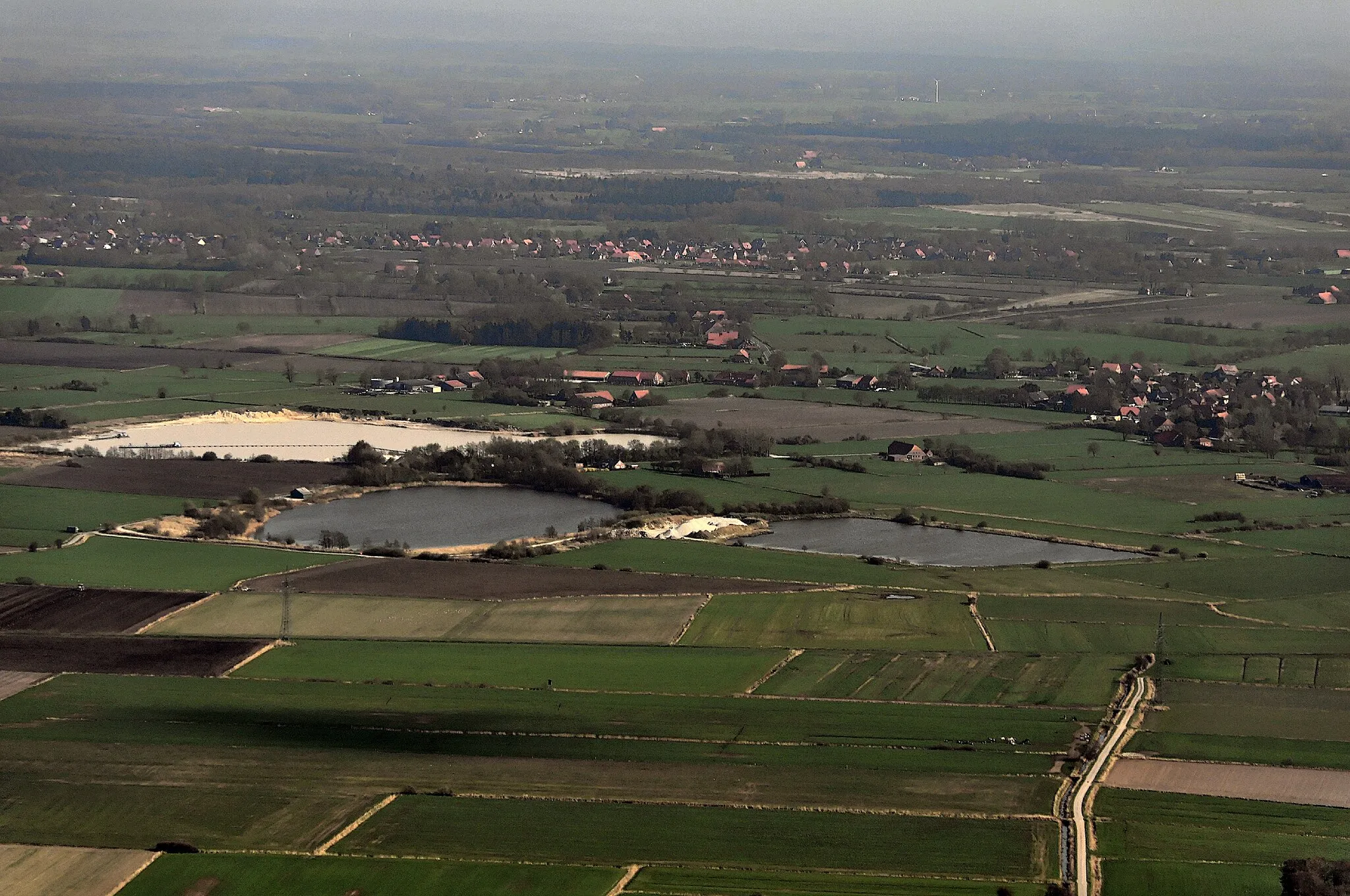 Photo showing: Luftbilder von der Nordseeküste 2013-05: Teiche bei Strengeweg 25, Holtgast-Utgast