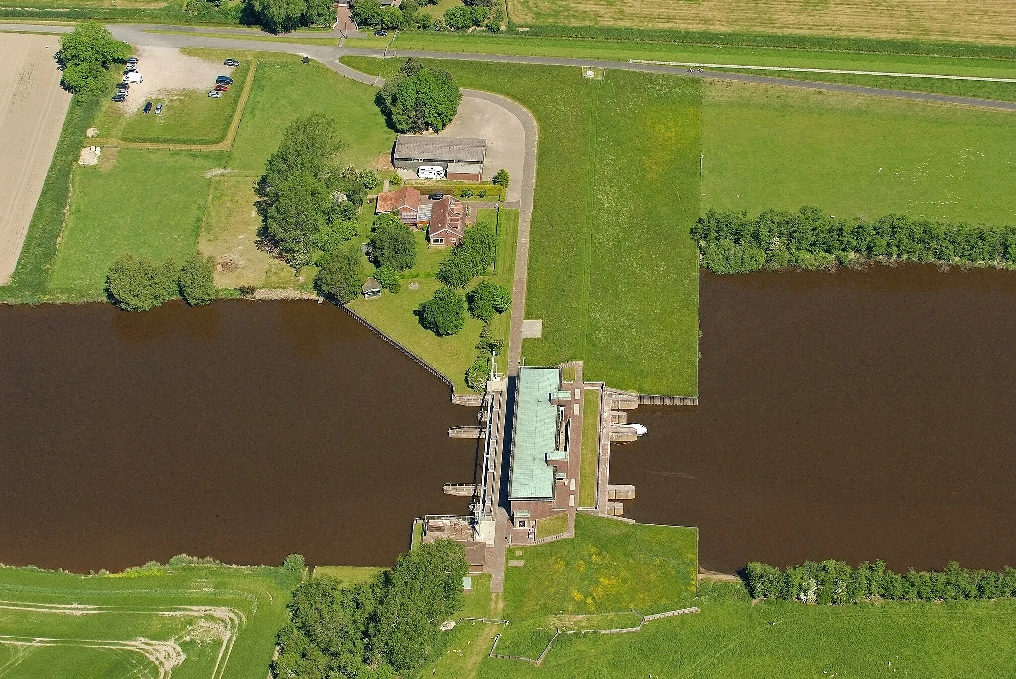 Photo showing: Schöpfwerk Petershörn
Fotoflug vom Flugplatz Nordholz-Spieka über Cuxhaven und Wilhelmshaven