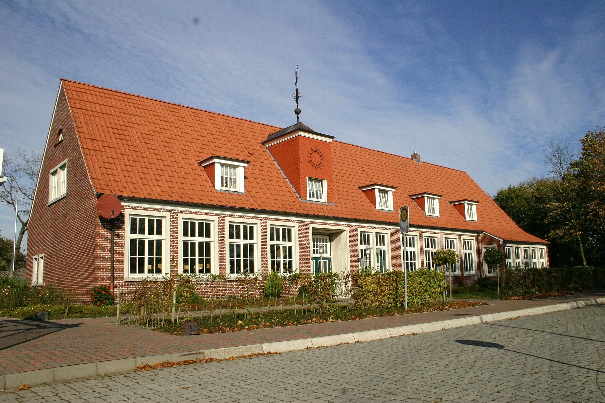 Photo showing: School in Hermann Heeren Way, Utarp (district of Wittmund, East Frisia, Germany)
