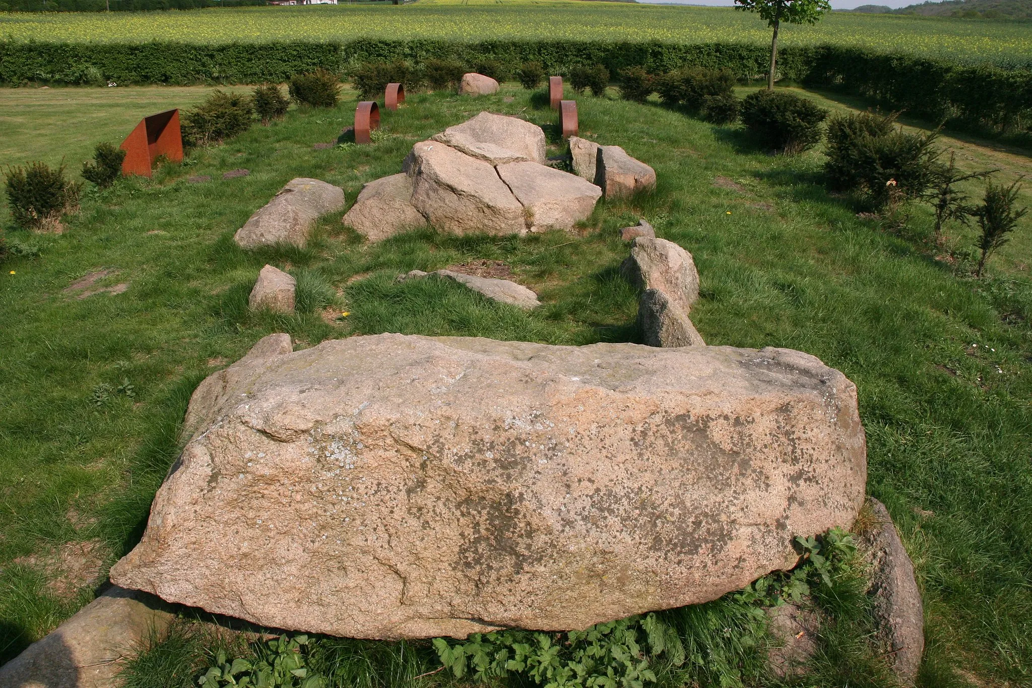 Photo showing: Rulle: megalithic chambered tomb "Helmichsteine"