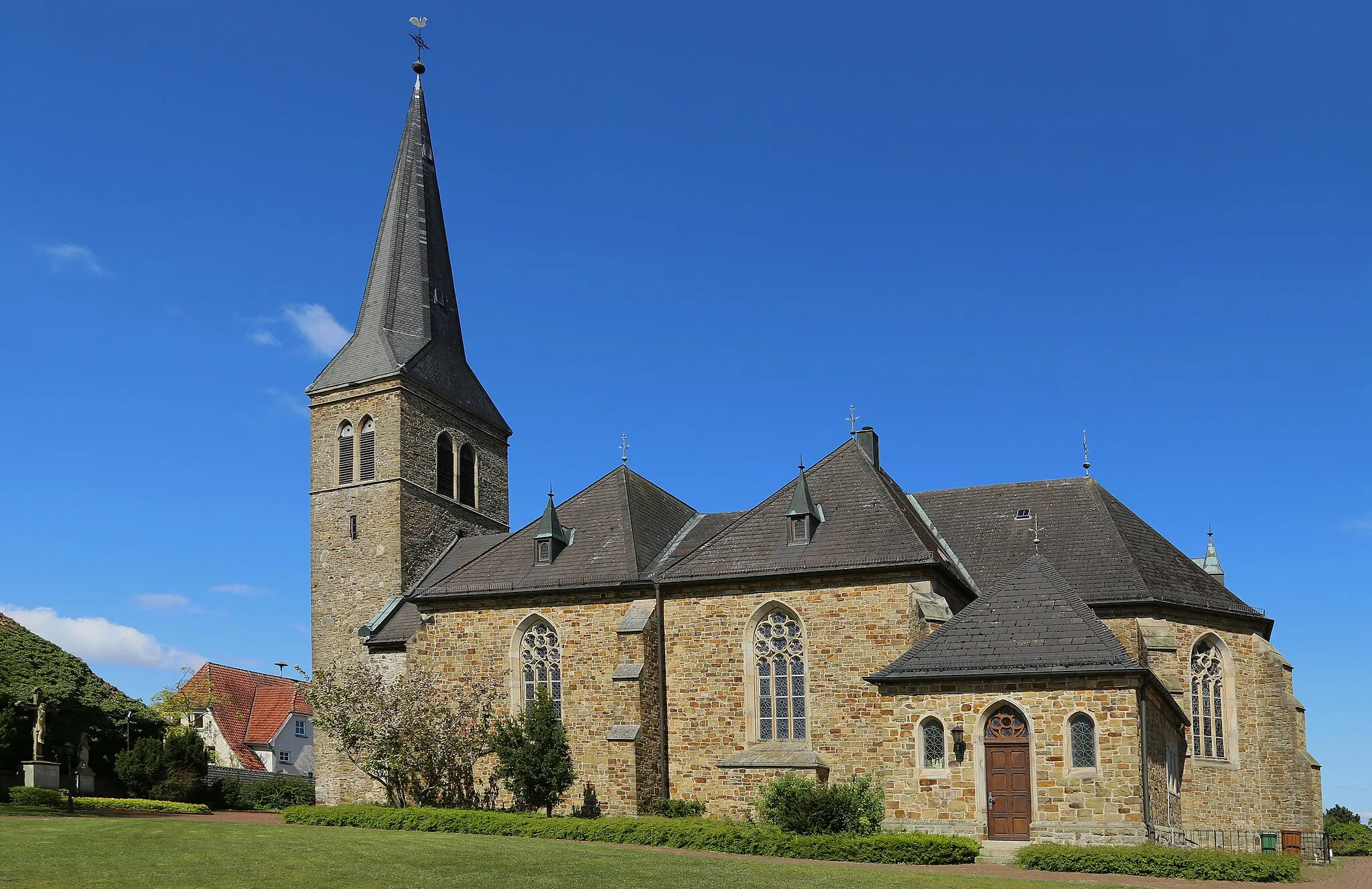 Photo showing: Roman Catholic St Servatius Church in Berge, Samtgemeinde Fürstenau, Landkreis Osnabrück, Lower Saxony, Germany.
