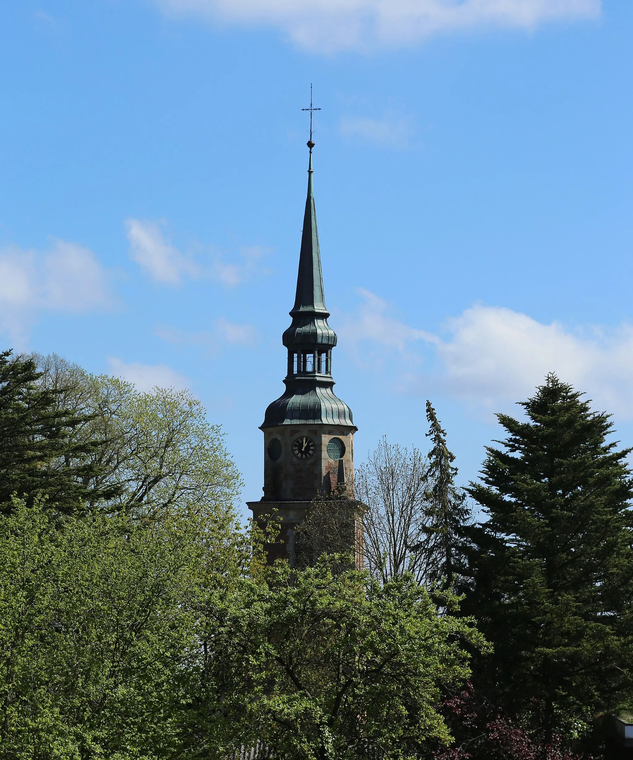 Photo showing: Tower of the Protestant Luther Church (Lutherkirche) in Berge, Samtgemeinde Fürstenau, Landkreis Osnabrück, Lower Saxony, Germany.