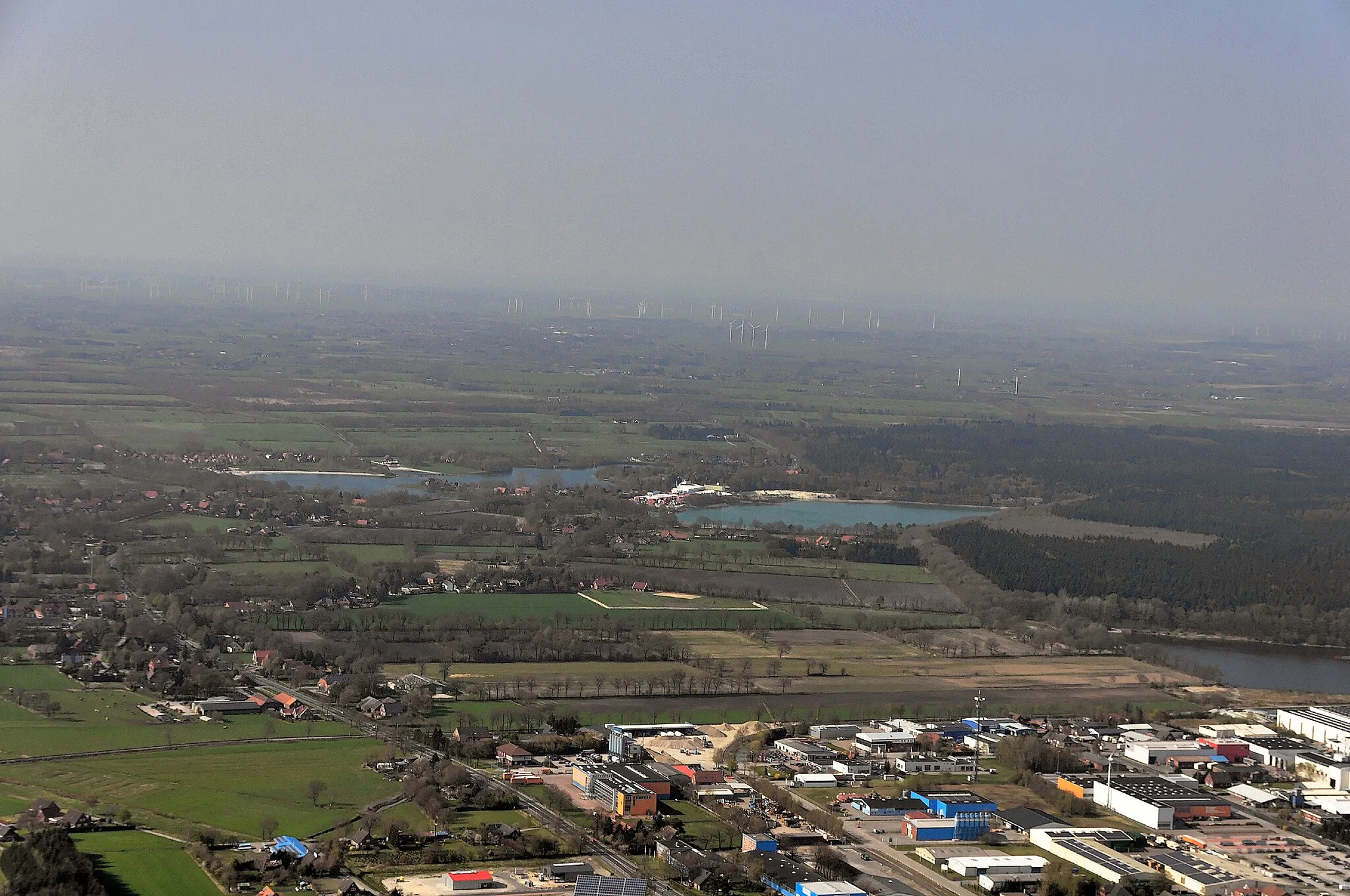 Photo showing: Luftbilder von der Nordseeküste 2013-05: Aurich Sandhorst, Tannenhausen