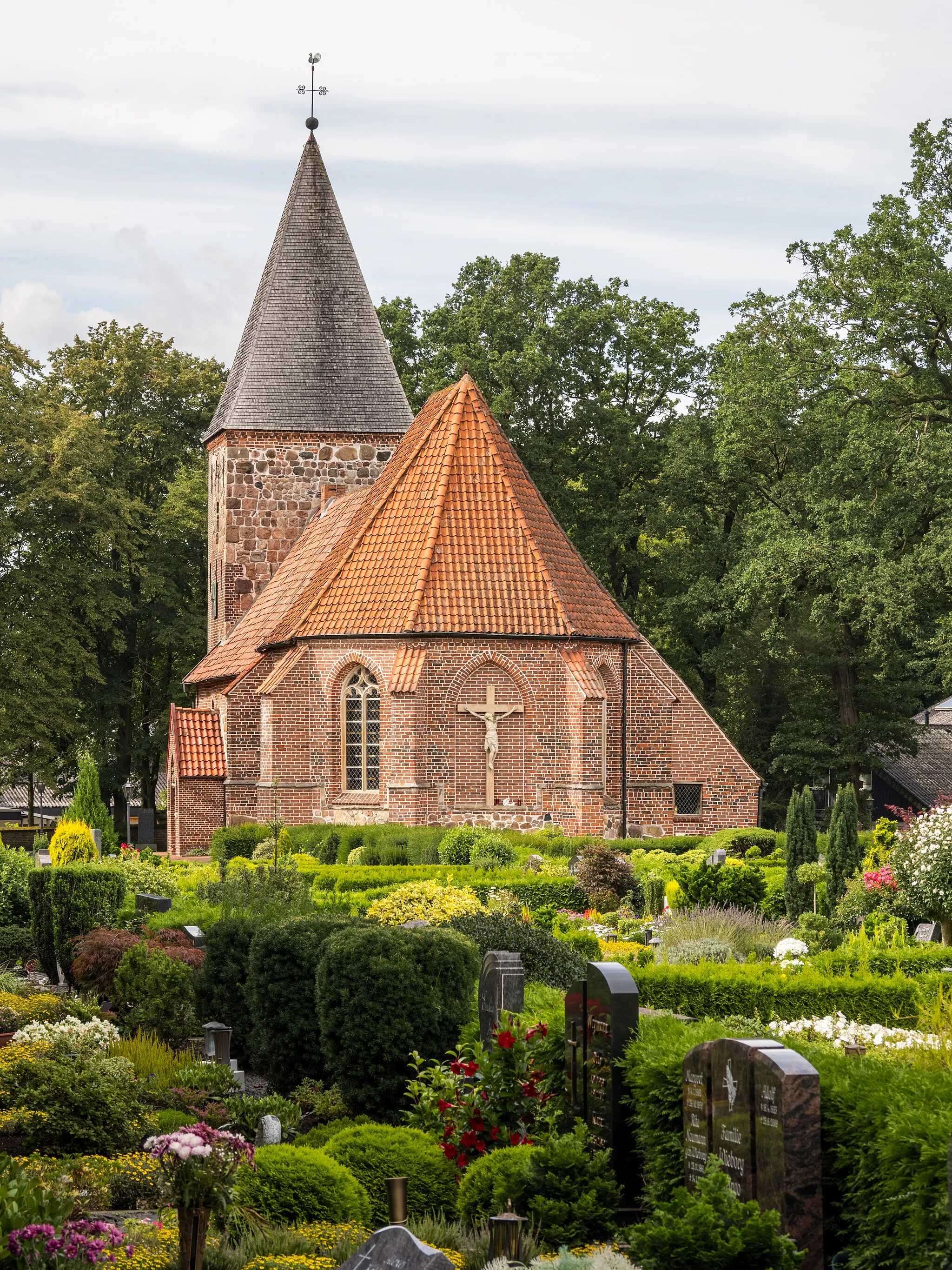 Photo showing: St. Vitus Church and graveyard in Altenoythe, Lower Saxony
