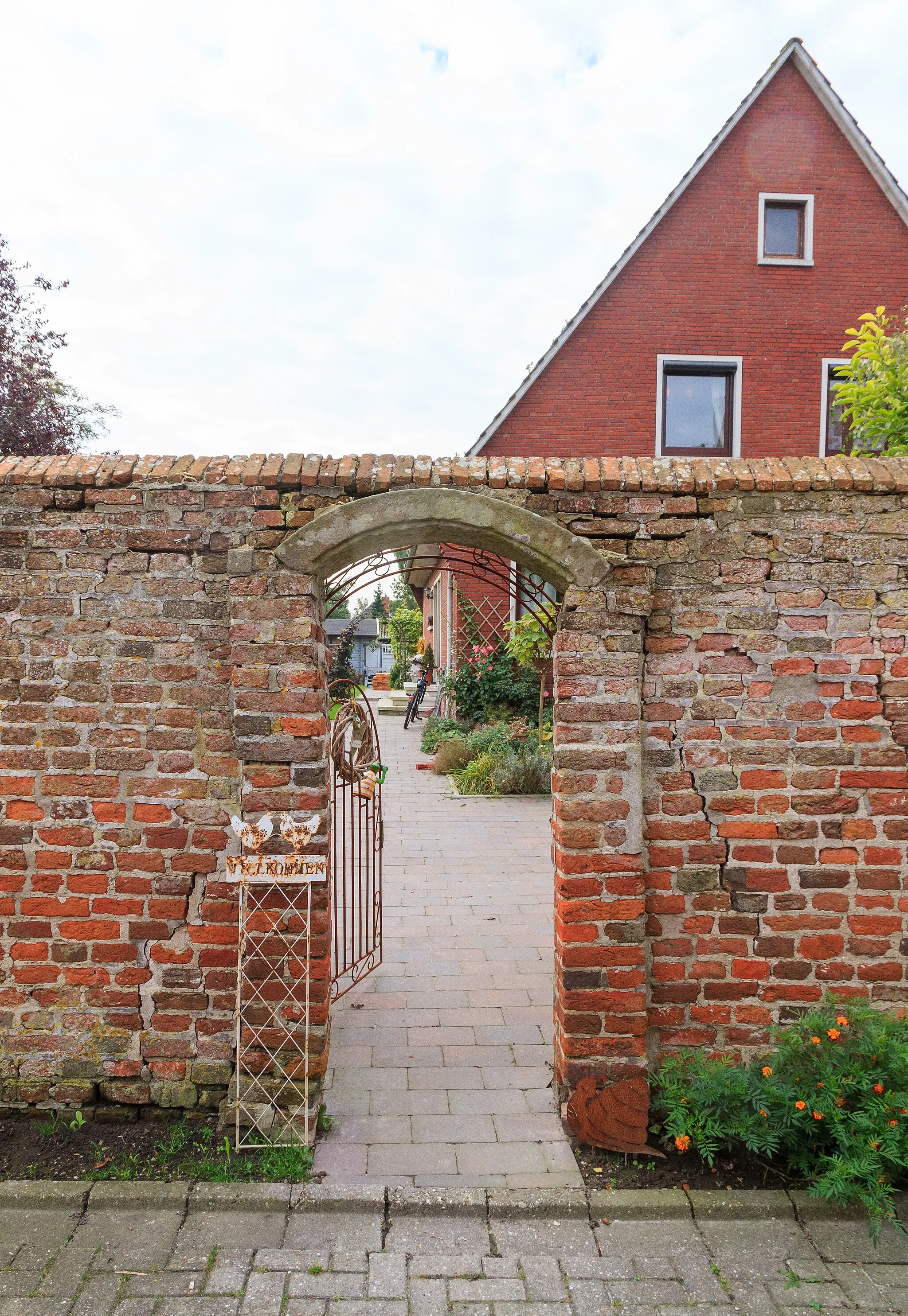 Photo showing: Reste der Burgmauer von Burg Groß Midlum