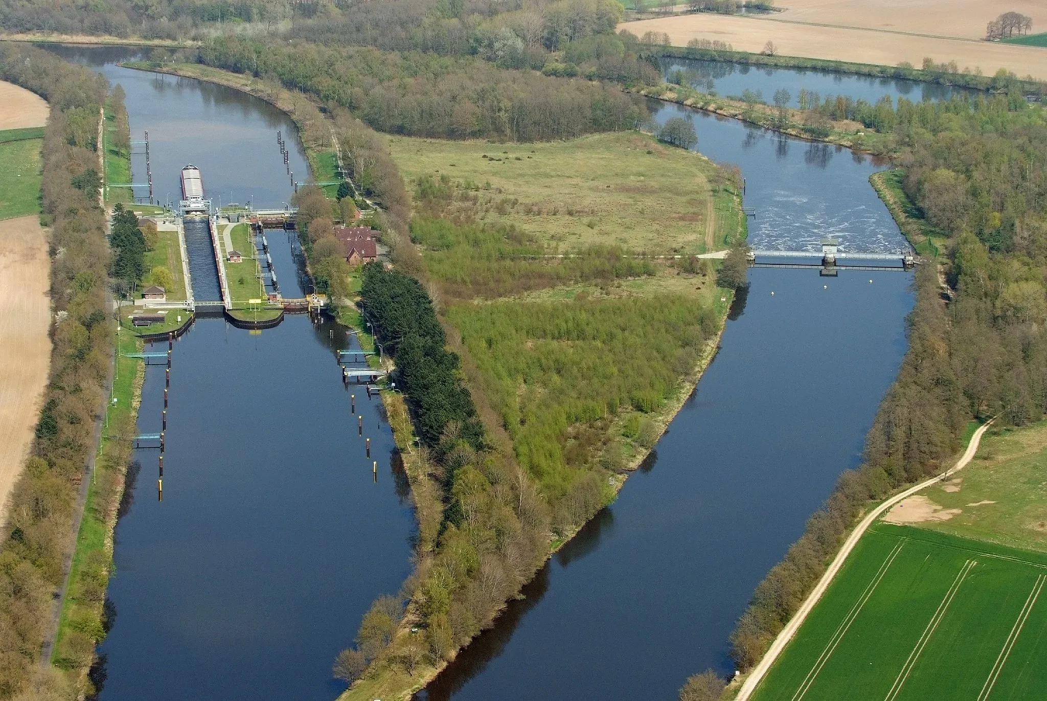 Photo showing: Bollingerfähr bei Kilometer 205,9 des Dortmund-Ems-Kanals bei Heede (Fotoflug von Nordholz-Spieka nach Oldenburg und Papenburg)