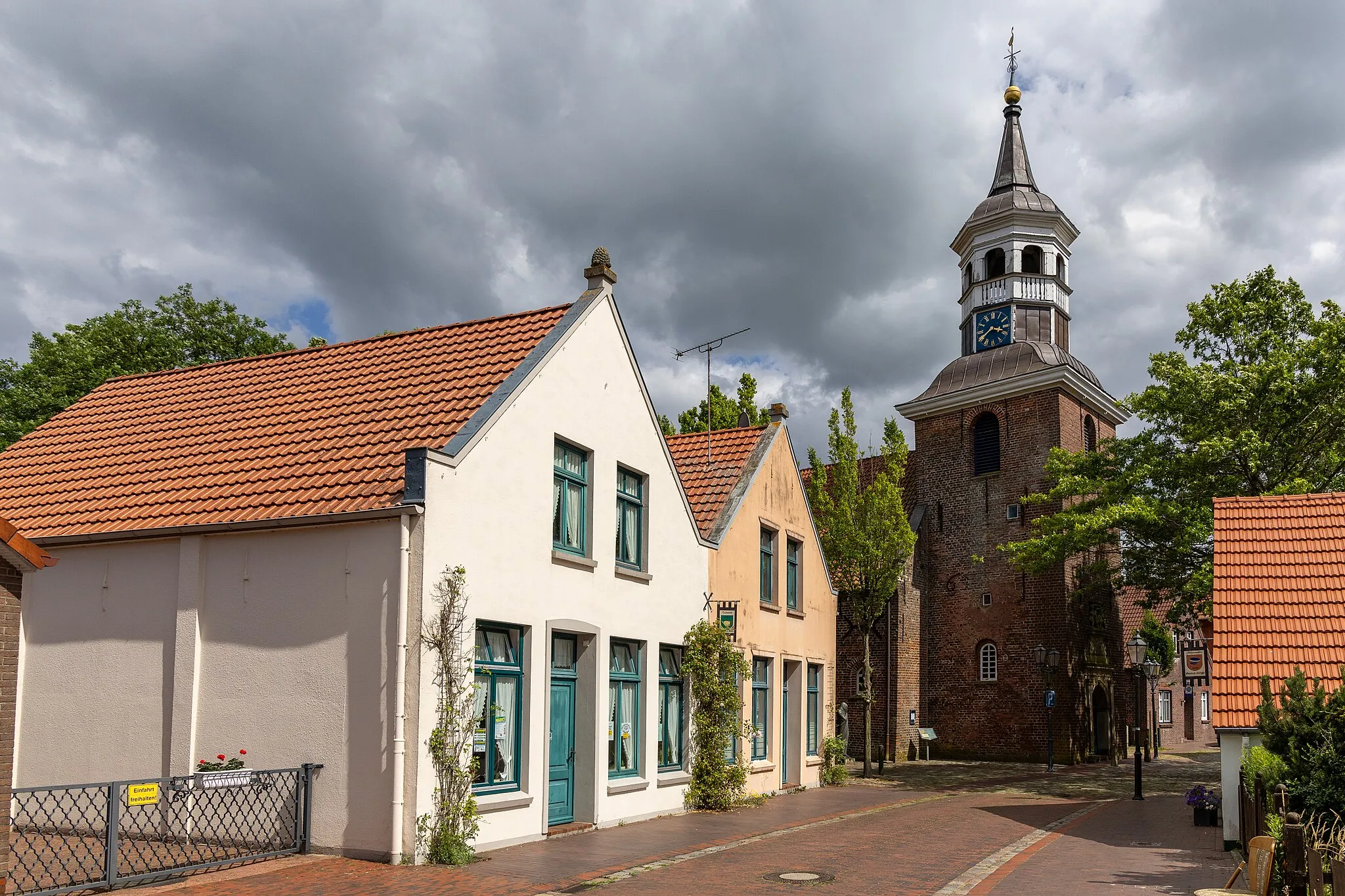 Photo showing: Nuestadtgödens, Kirchstraße 30
Wohnhaus 	Eingeschossiger Putzbau unter giebelständigem Satteldach.