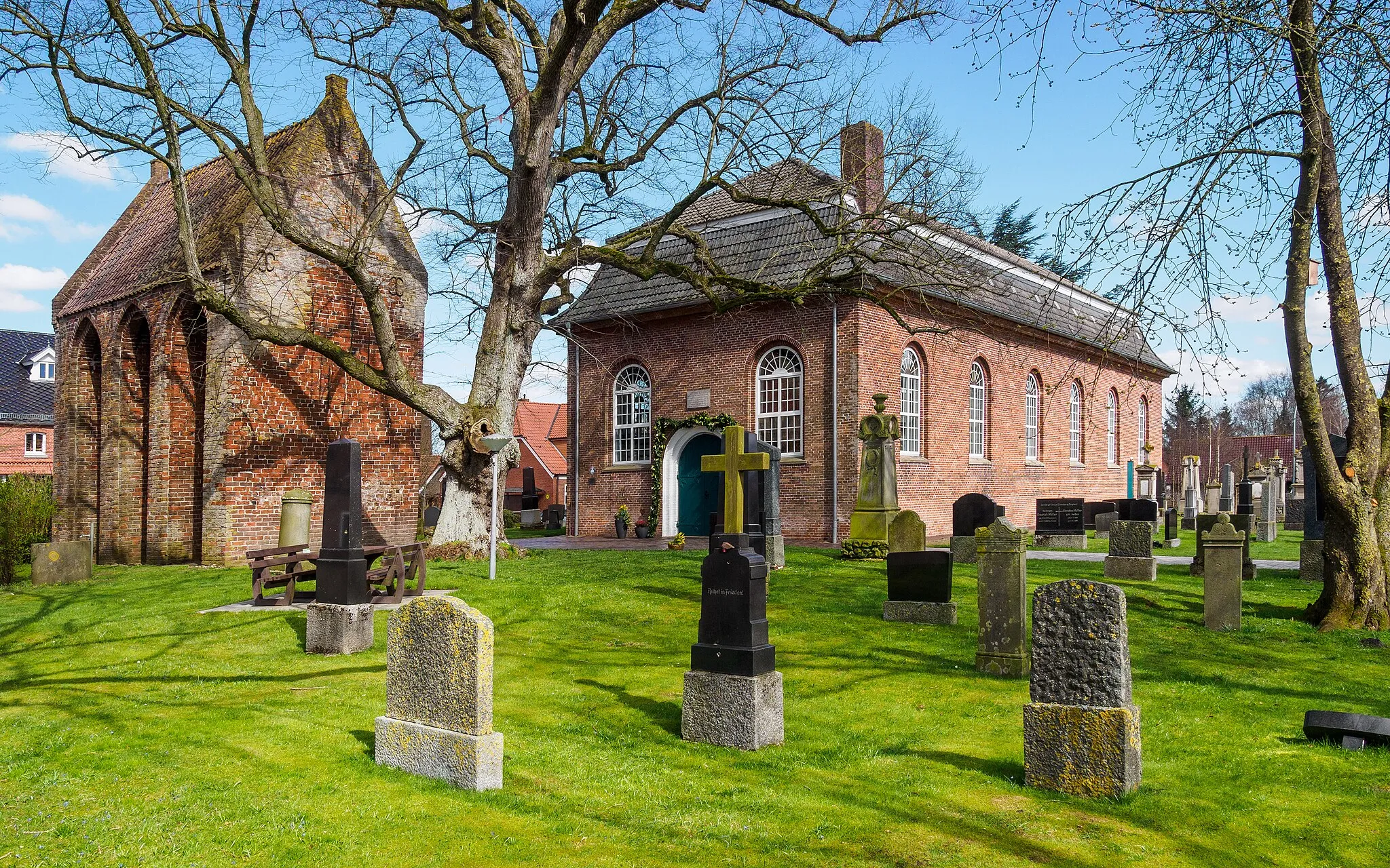 Photo showing: Friedhof, Glockenturm und Ev. Luth. St.-Stephani-und-Bartholomäi-Kirche Kirche in Detern, Landkreis Leer.