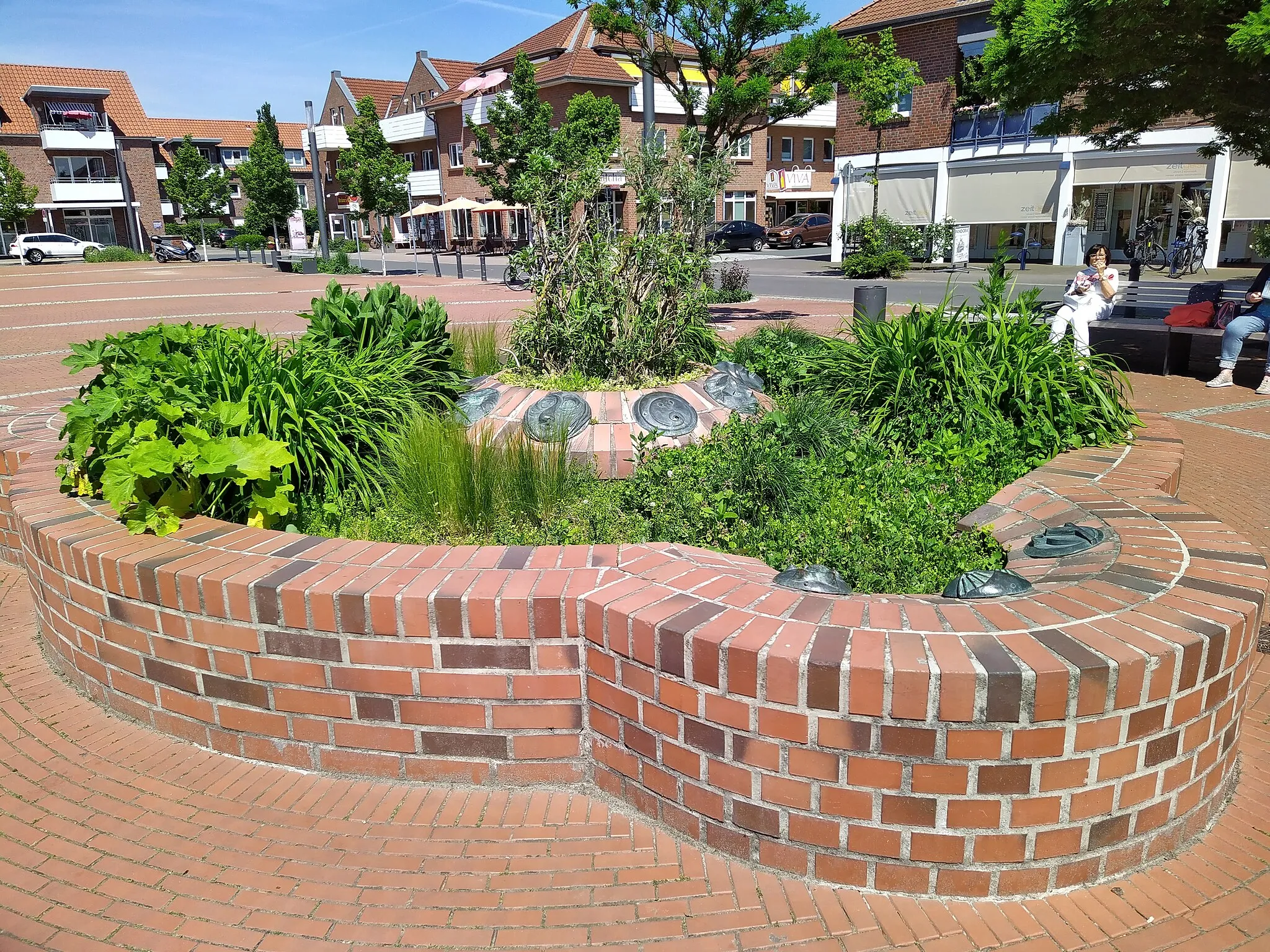 Photo showing: Skulpturengruppe (ehemaliger Brunnen) auf dem Marktplatz in Kirchweyhe