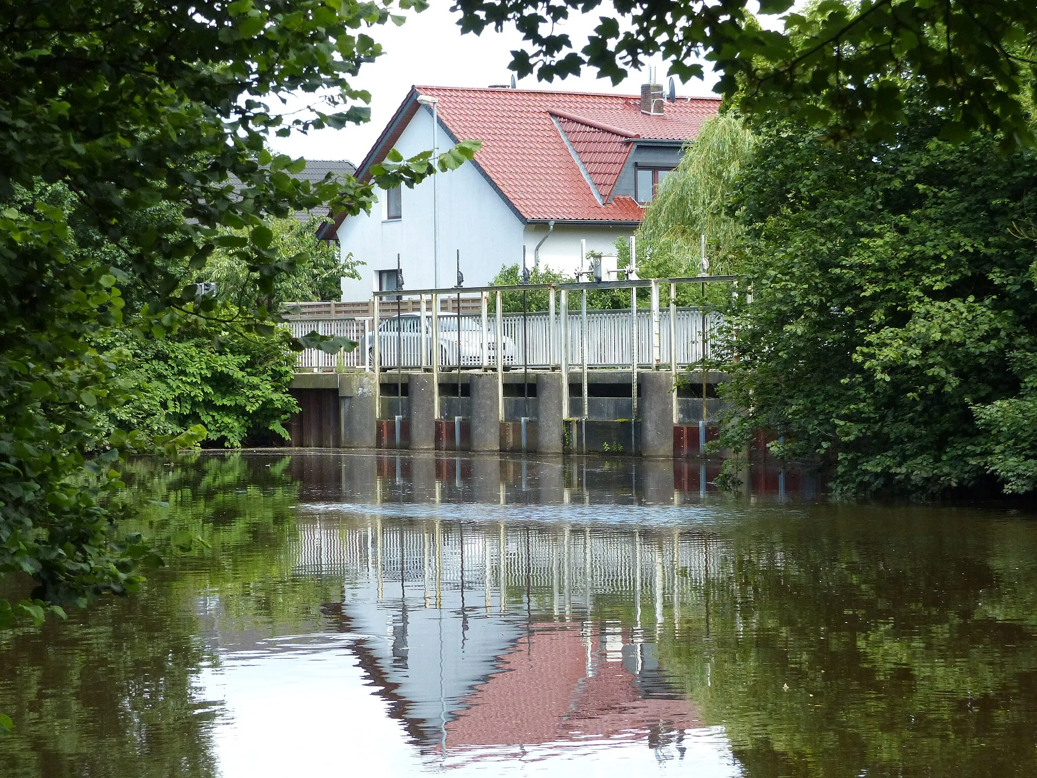 Photo showing: permamently closed barrier (term: verlaat) of Ollen river at Camper Brücke in Berne, seen across Berne river