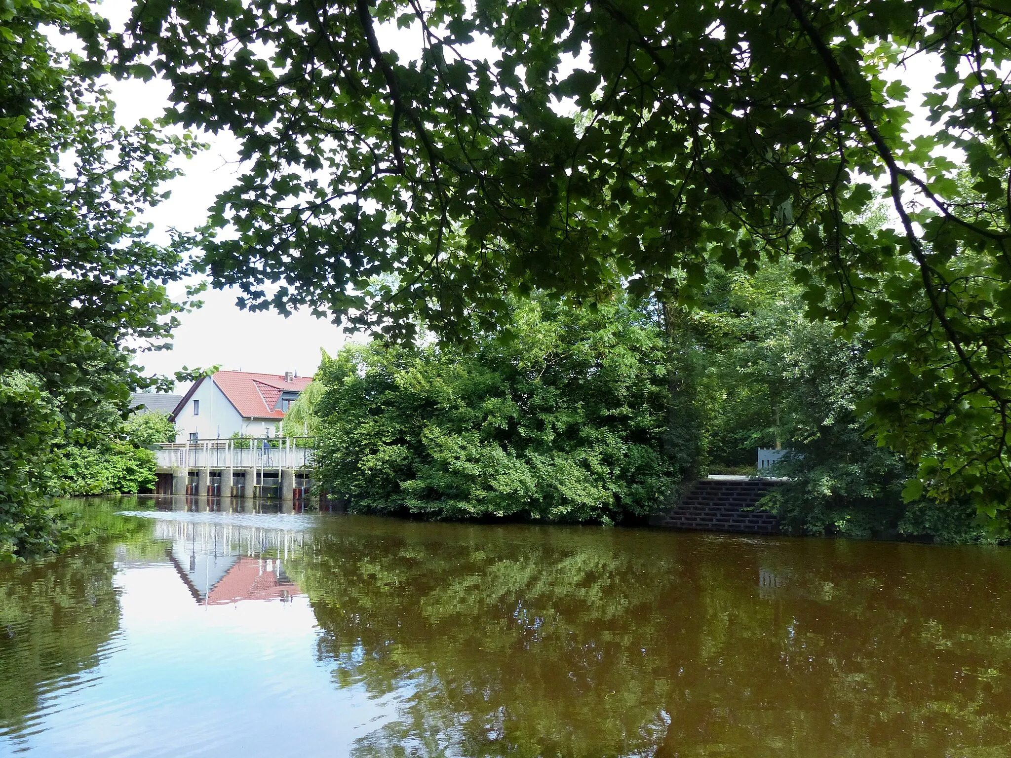 Photo showing: permamently closed barrier (term: verlaat) of Ollen river at Camper Brücke in Berne, seen across Berne river