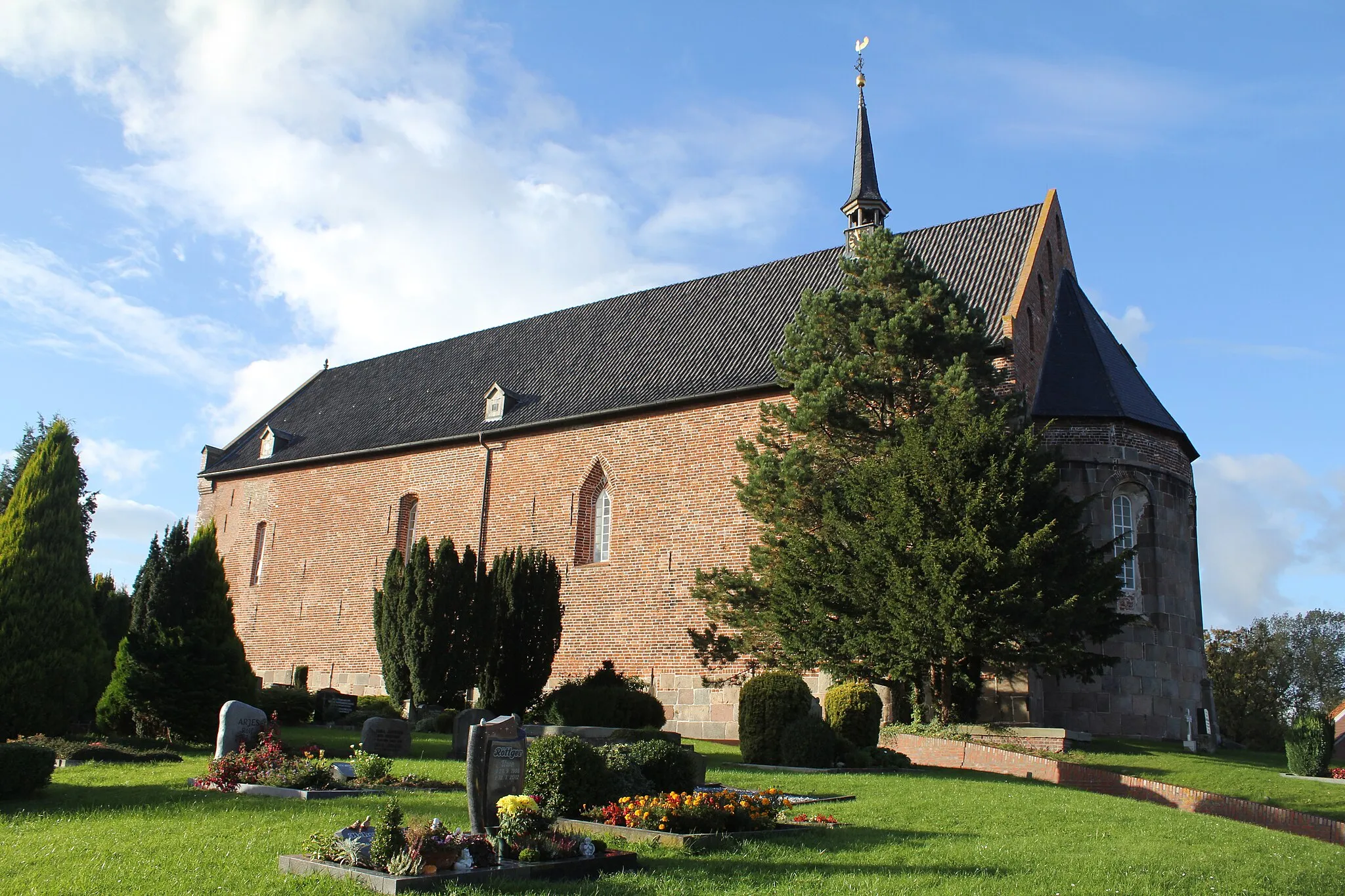 Photo showing: The church of de:Waddewarden as seen from the South East; graves in the foreground.